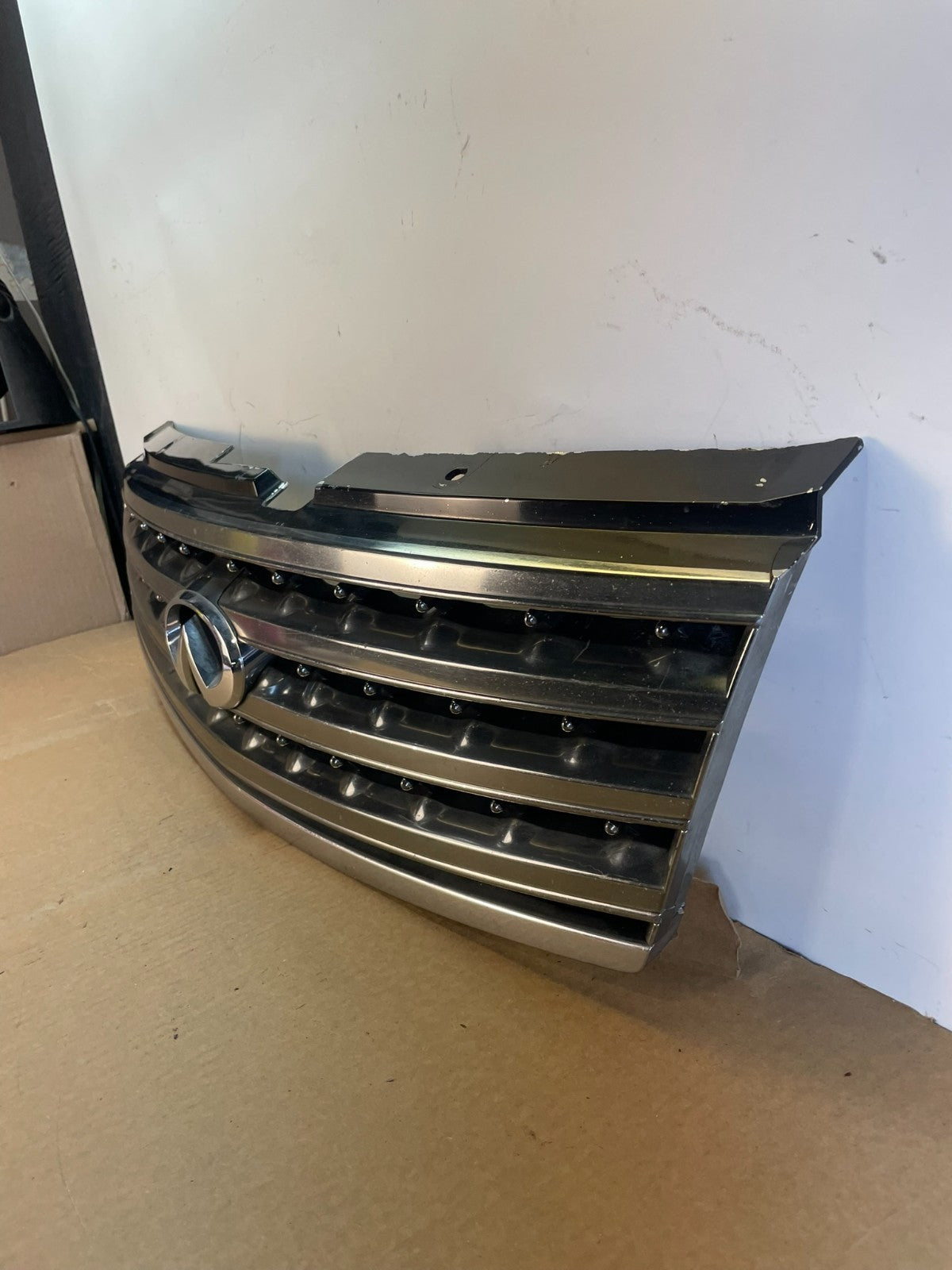 2004 to 2007 Infiniti M35 Front Upper Bumper Grille Grill 62310-EG600 AG3104 DG1