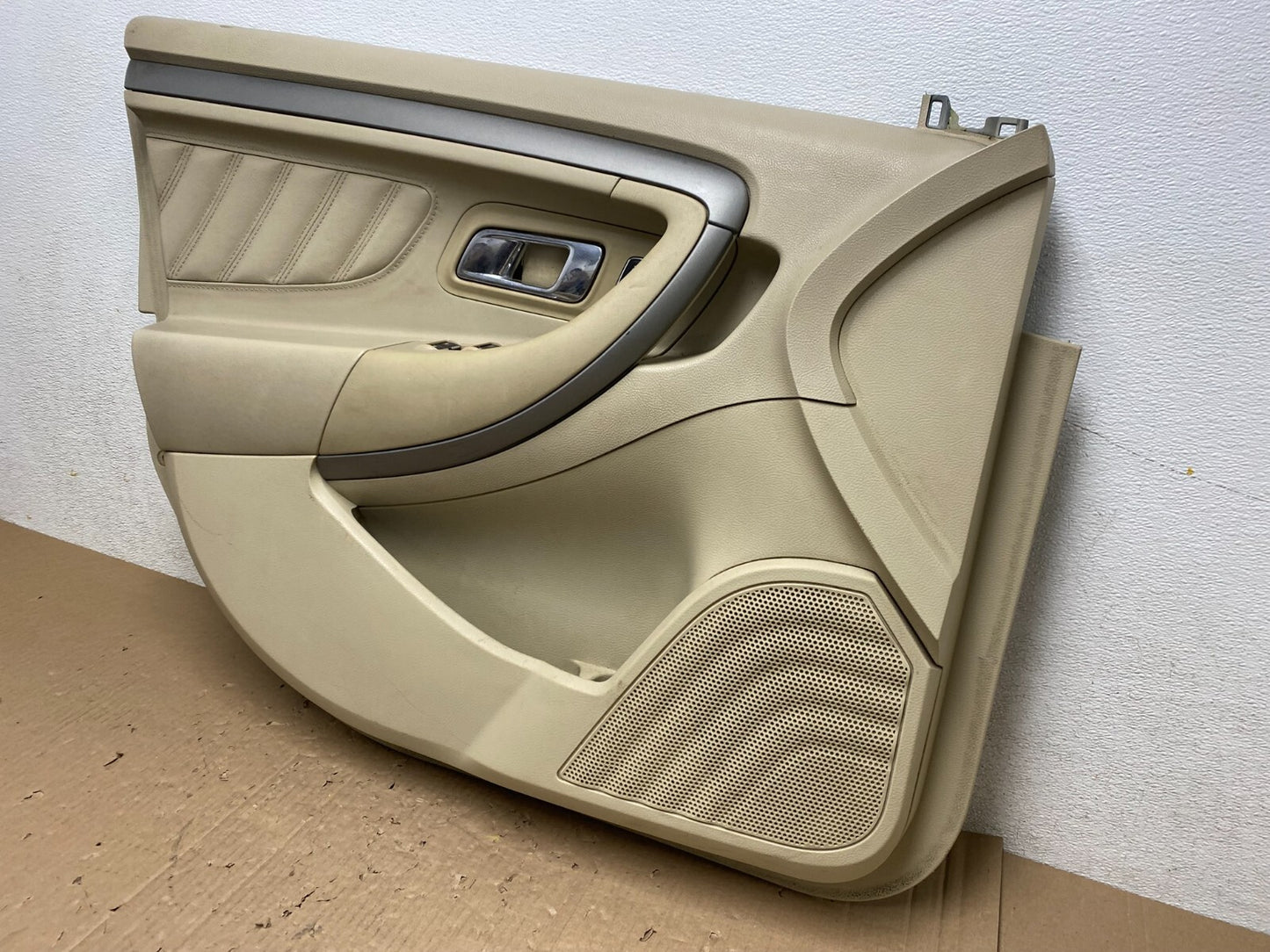 2013 to 2019 Ford Taurus Front Left Driver Side Interior Door Panel OEM j2258 DG2