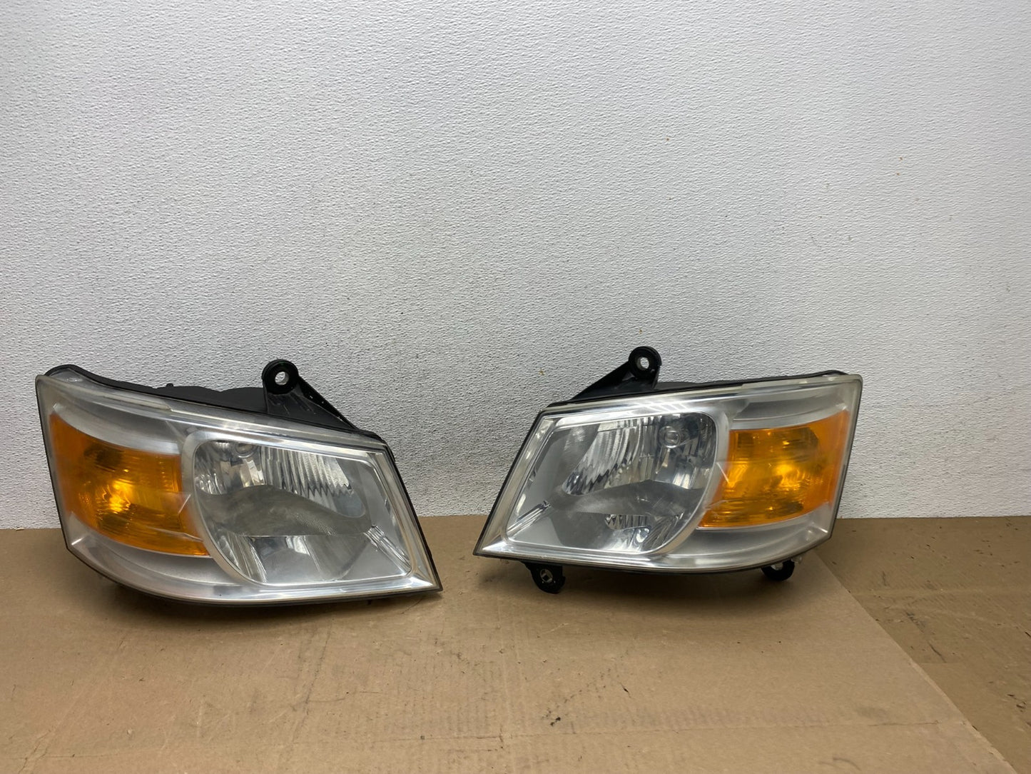 2008 to 2010 Dodge Caravan Left+Right Set Side Halogen Headlights AE6705 DW0