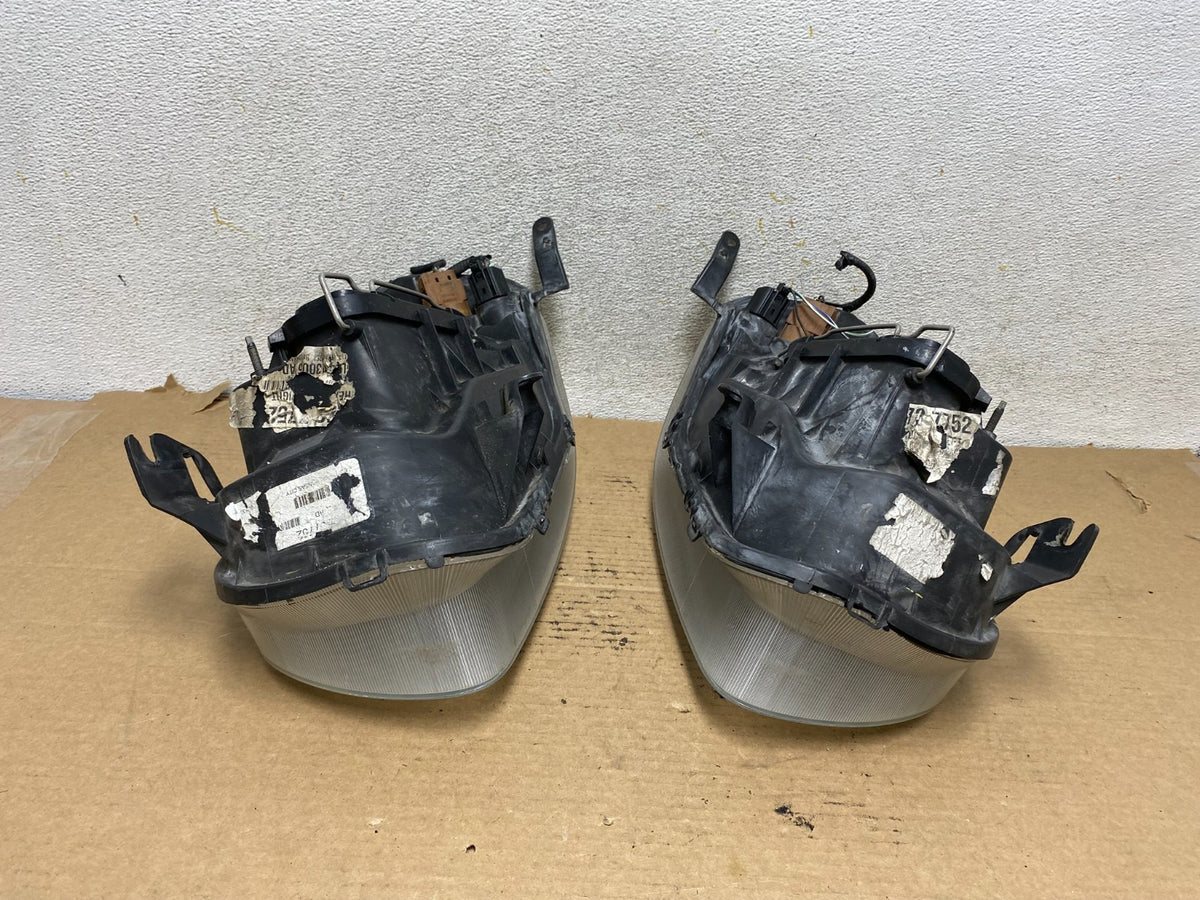 2005 - 2007 Ford Escape Headlights Left+Right Halogen AH4040 DW13