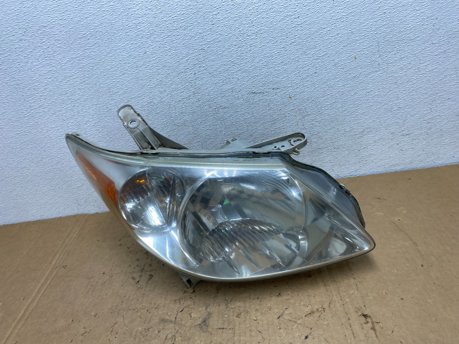 2005 to 2008 Pontiac Vibe Right Passenger RH Side Headlight Halogen AD37620