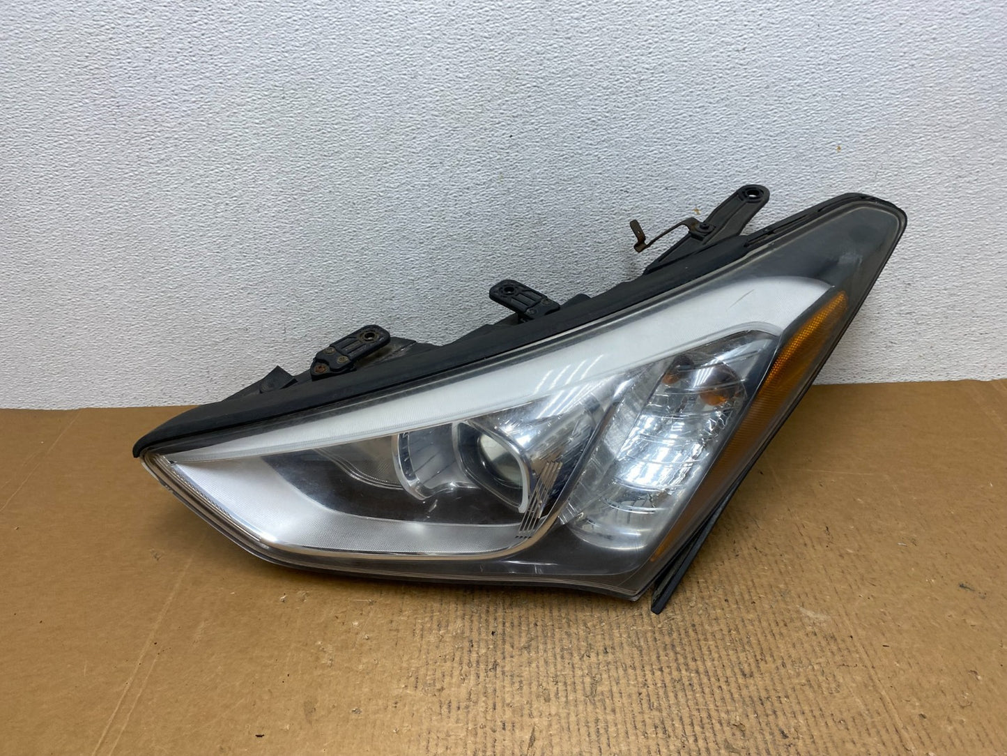 2013 to 2016 Hyundai Santa Fe Left Driver Side Headlight AE1310 DW0