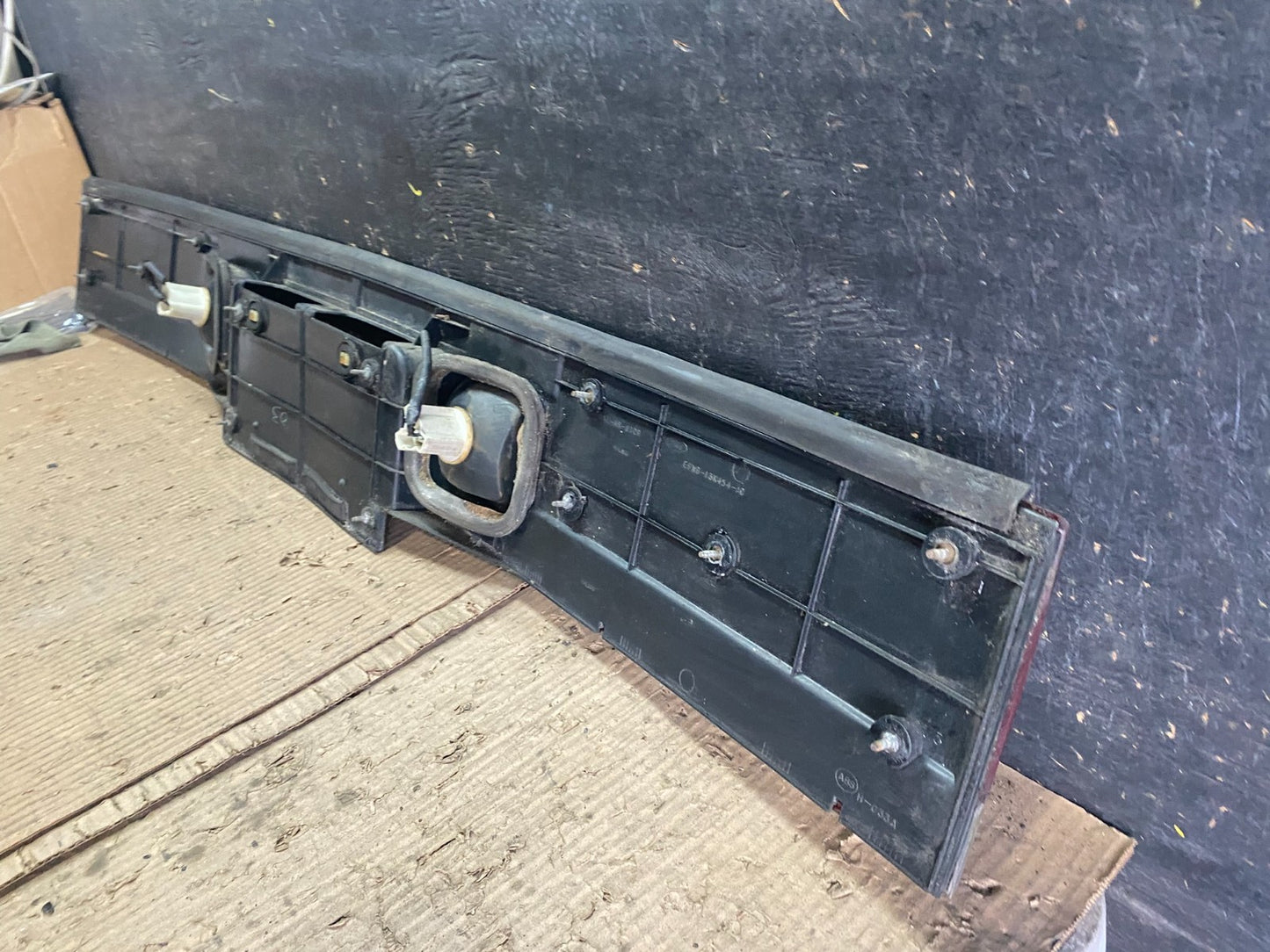 1989 1990 Mercury Cougar LS Rear Trunk Center Tailgate Tail Light Panel w9937 DG8