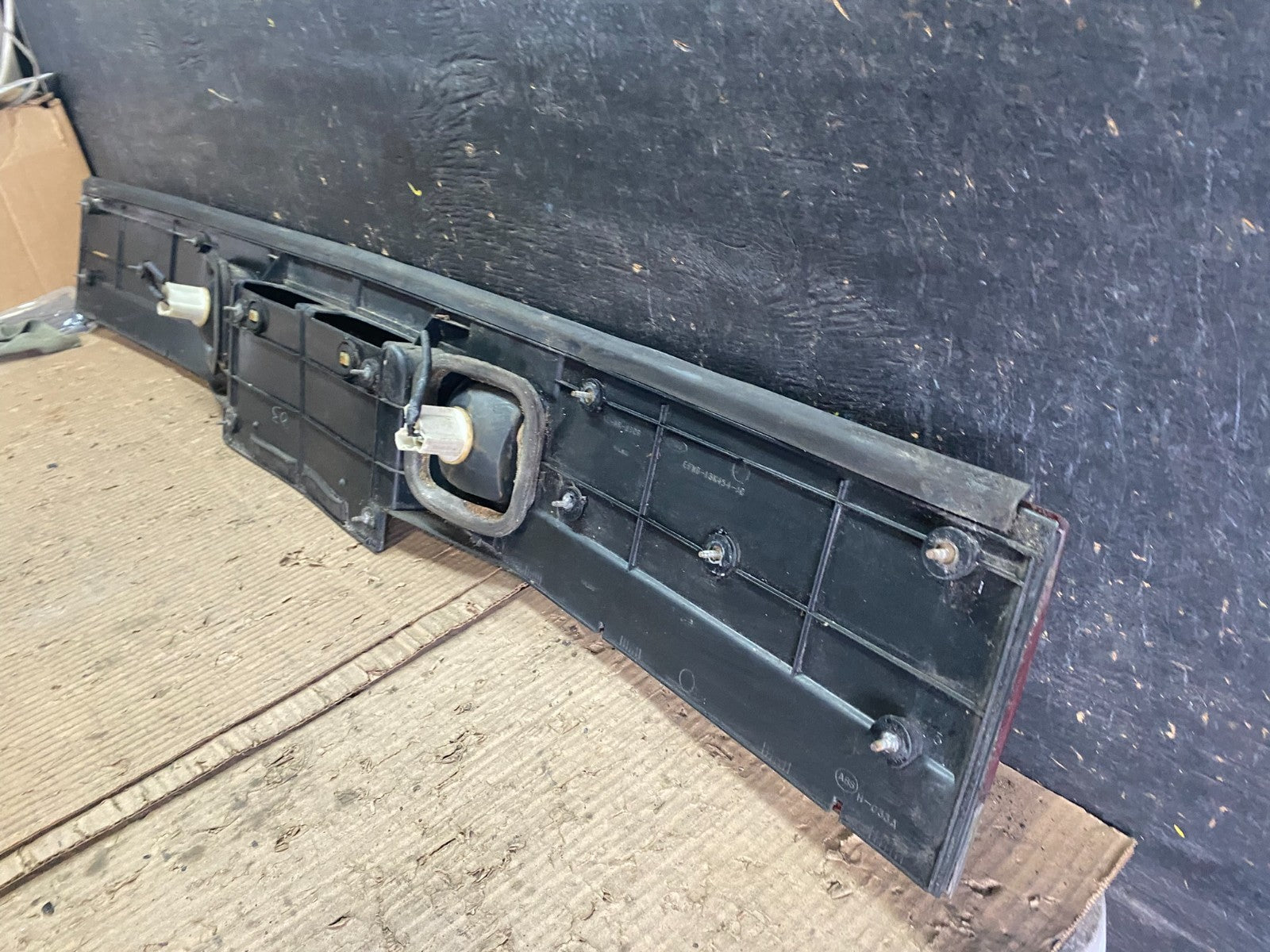 1989 1990 Mercury Cougar LS Rear Trunk Center Tailgate Tail Light Panel w9937 DG8