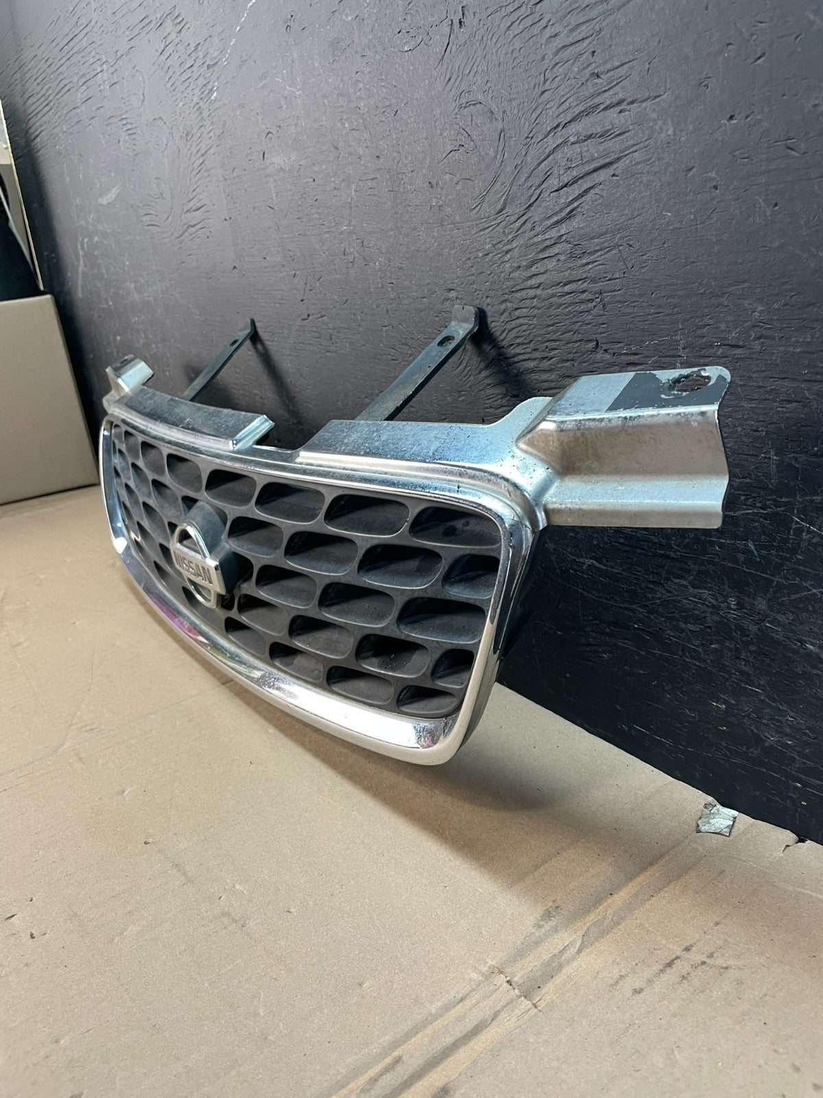 2000 to 2003 Nissan Sentra Front Upper Grill Grille AD8398 DG1