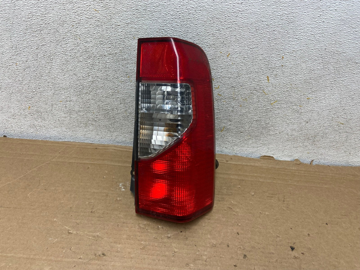 2002 2003 2004 Nissan Xterra Right Passenger RH Side Tail Light AH8475 LK0