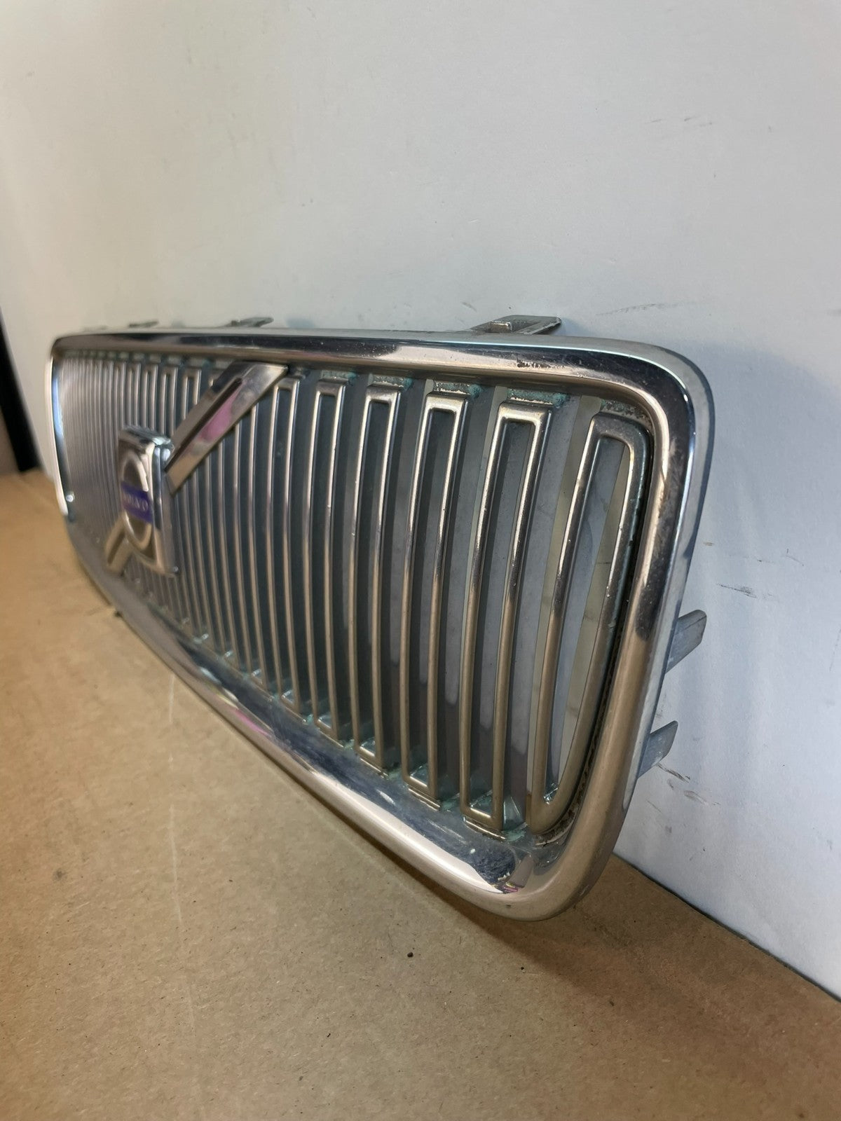 2001 to 2004 Volvo V70 Front Upper Grill Grille AG0861 DG1