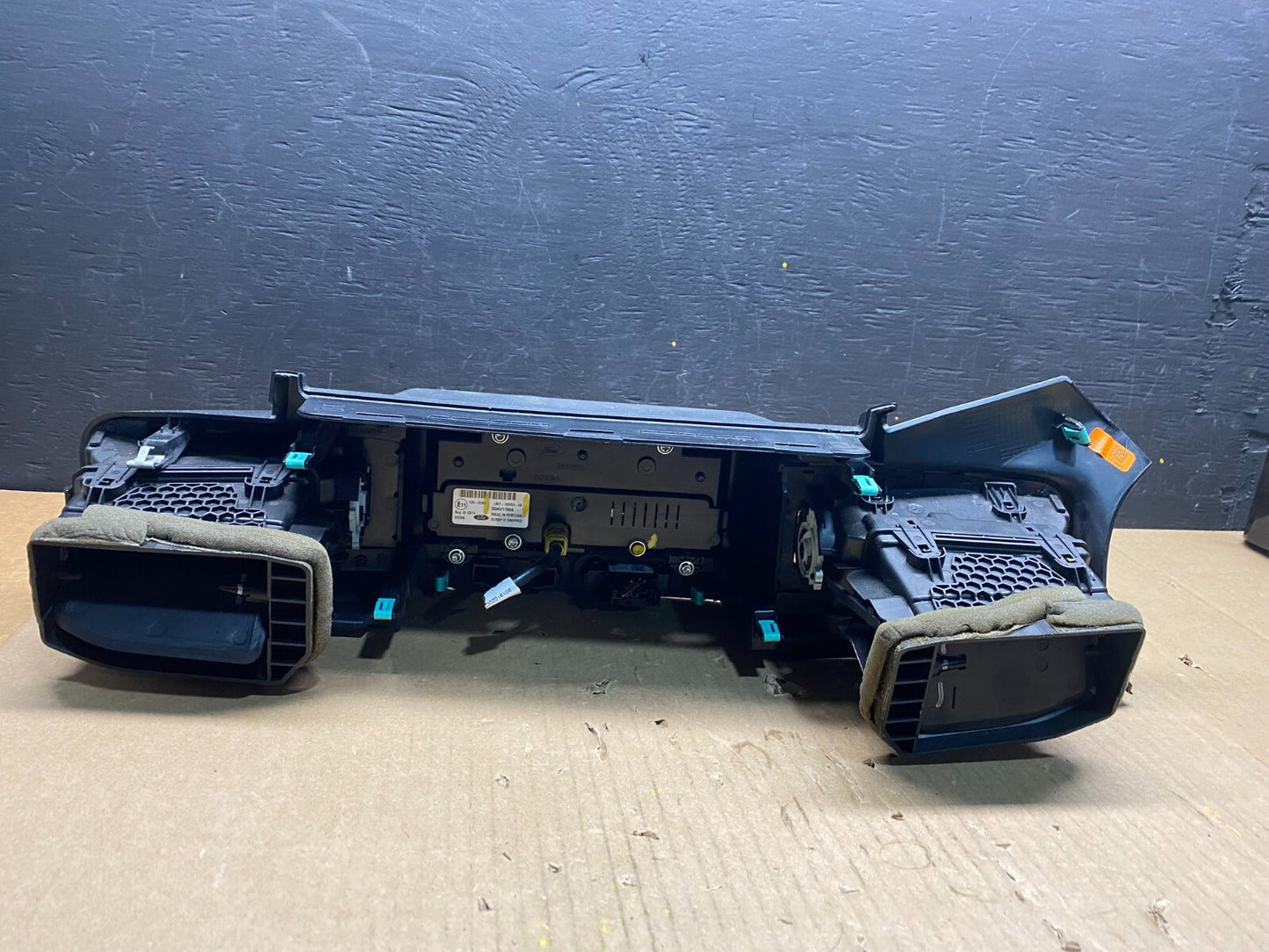 2020 to 2023 Ford Explorer Console Radio Display Screen Air Vents G4171 DG15