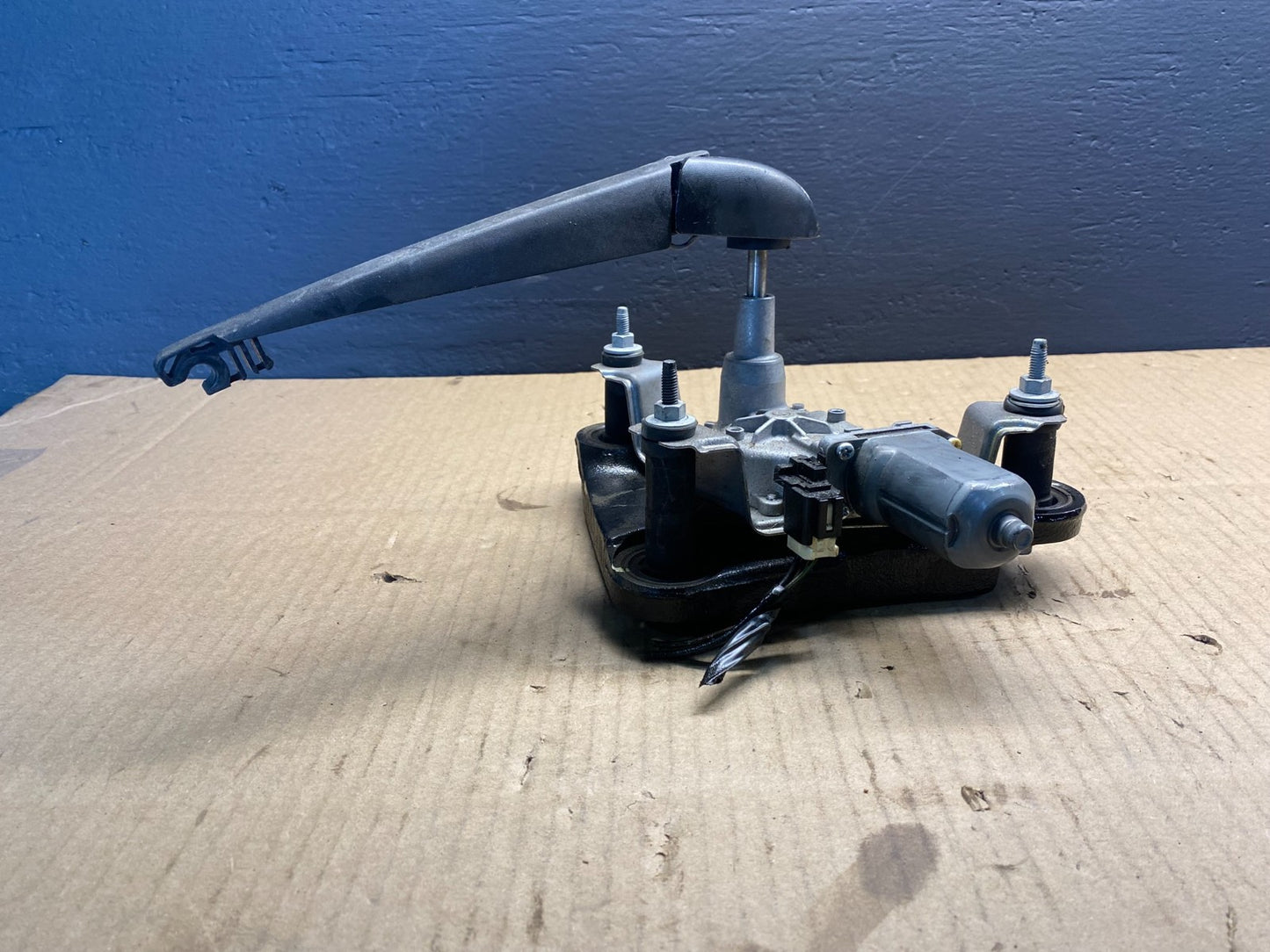 2014-2021 Dodge Durango  Tailgate Back Door Rear Wiper Motor Wiper AB4186 DG1