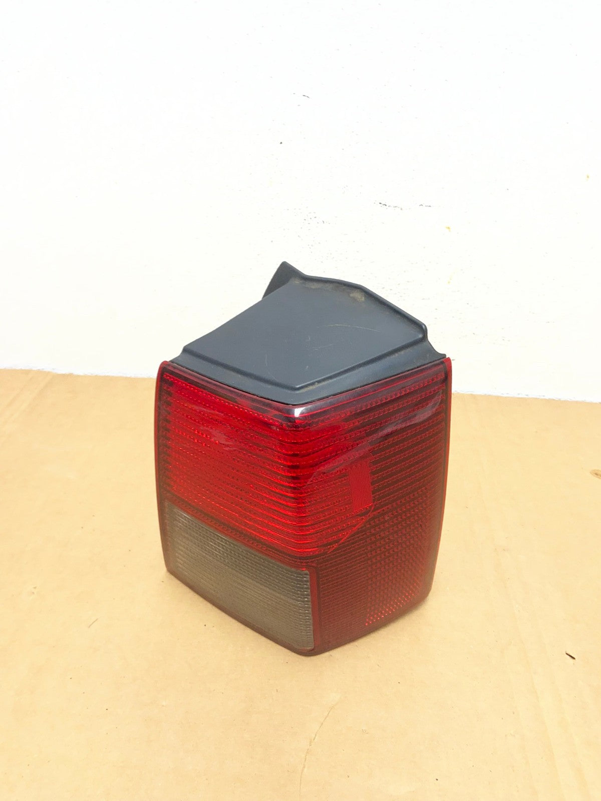 2006-2011 Mitsubishi Endeavor Right Passenger RH Side Tail Light AD2552 LK0