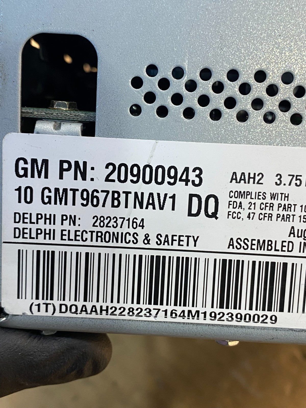 2010 to 2012 Buick Enclave Radio CD Player Screen Display 20900943 AE4760 DG6