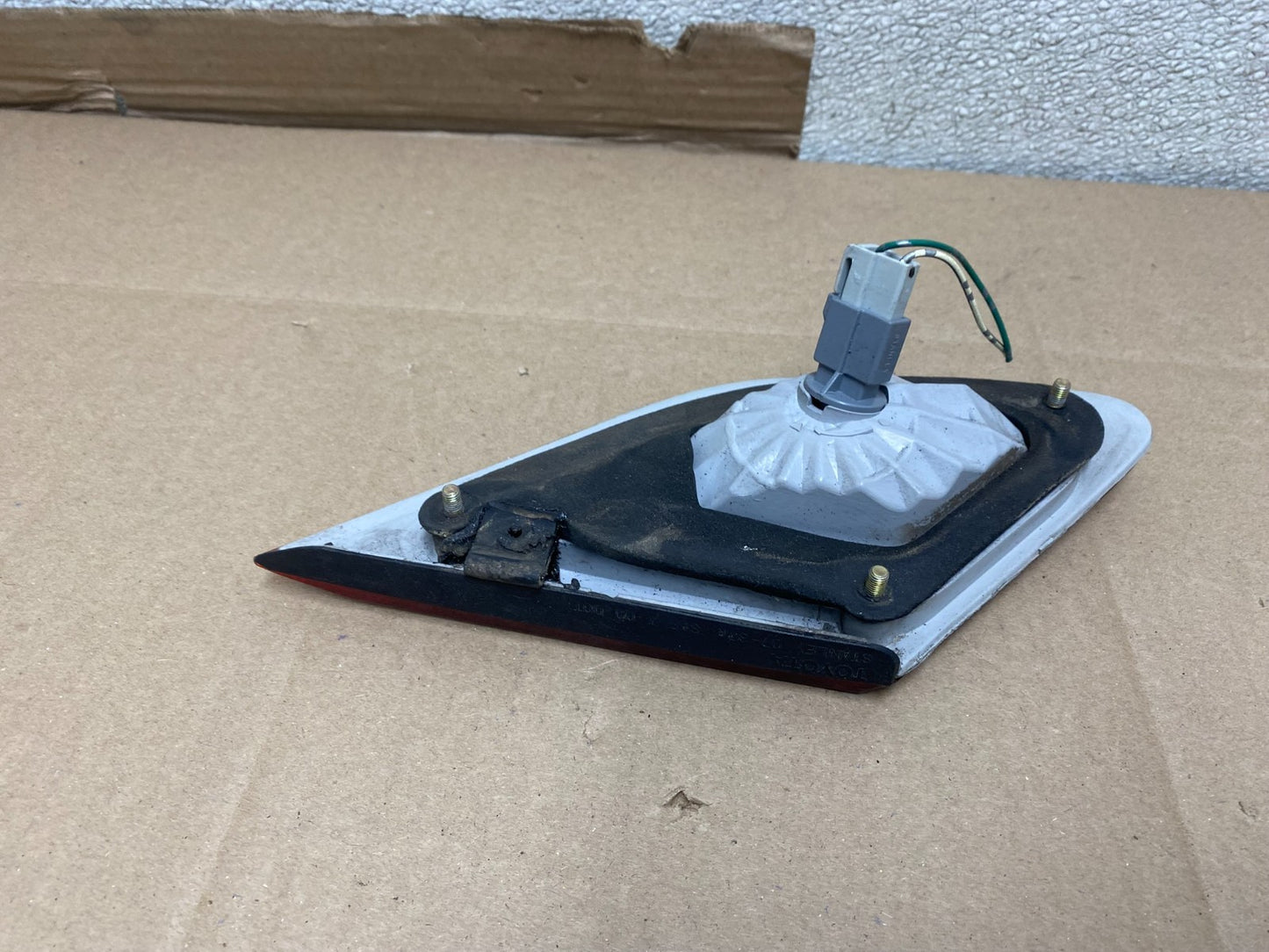 2003 to 2004 Toyota Avalon Right Passenger RH Inner Tail Light OEM U6548 DW4