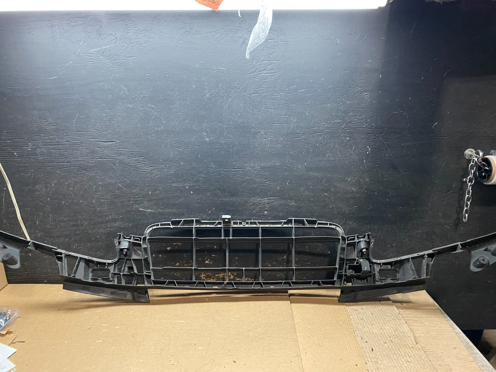 2009 2010 2011 Audi A6 Front Bumper Grille Bracket Retainer V7003 DG3