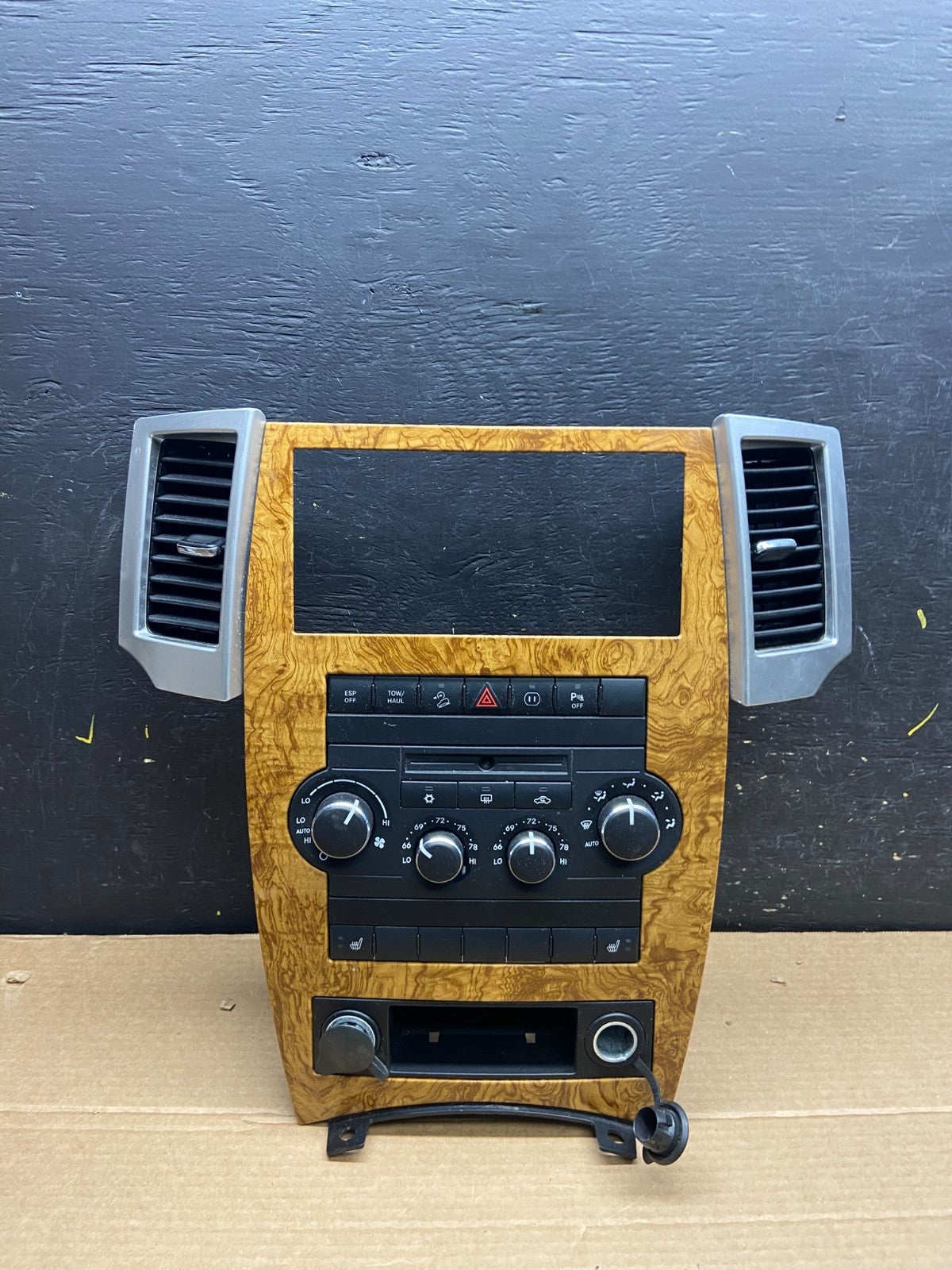 2008 to 2010 Jeep Grand Cherokee Center Navi Radio Air Vent Bezel OEM W0110  DG0