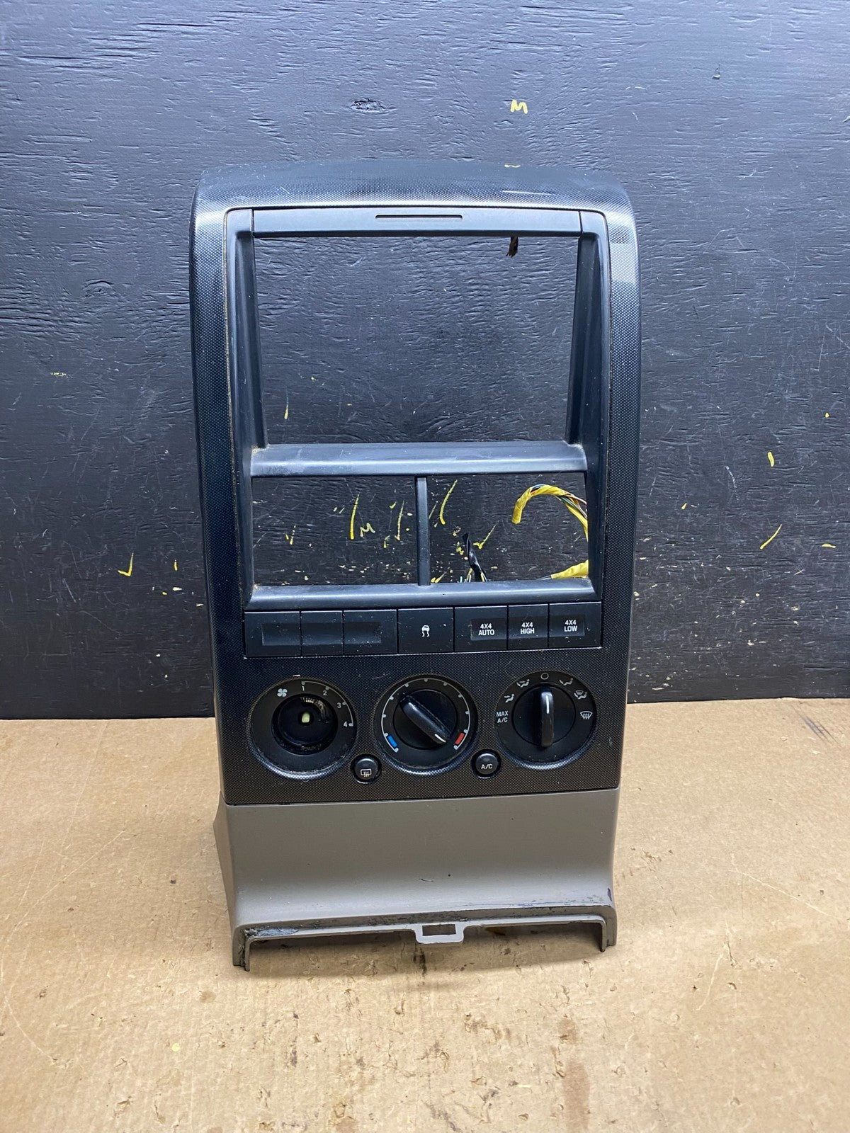 2006 - 2010 Ford Explorer Radio Heater Climate A/C Control Bezel  Trim Z4487 DG0