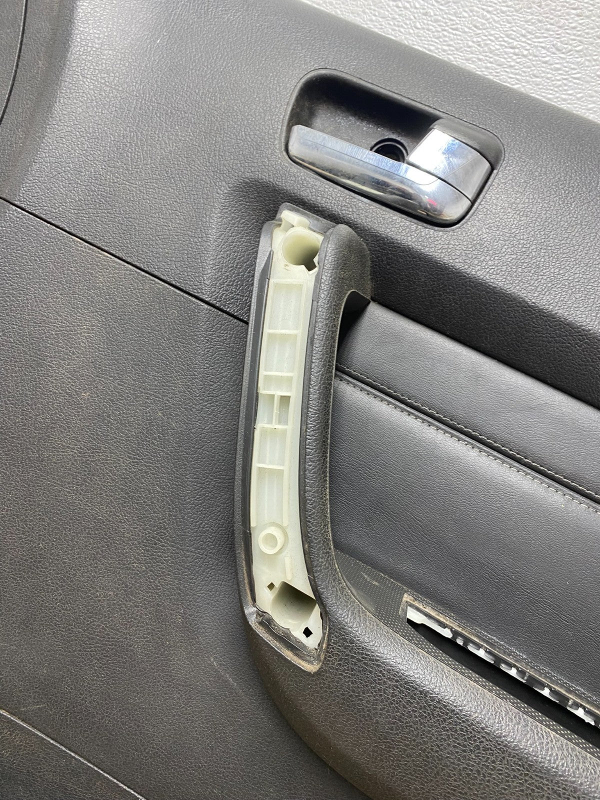 2006 to 2010 Hummer H3 Front Right Passenger Interior Door Panel OEM Z1280 DG4