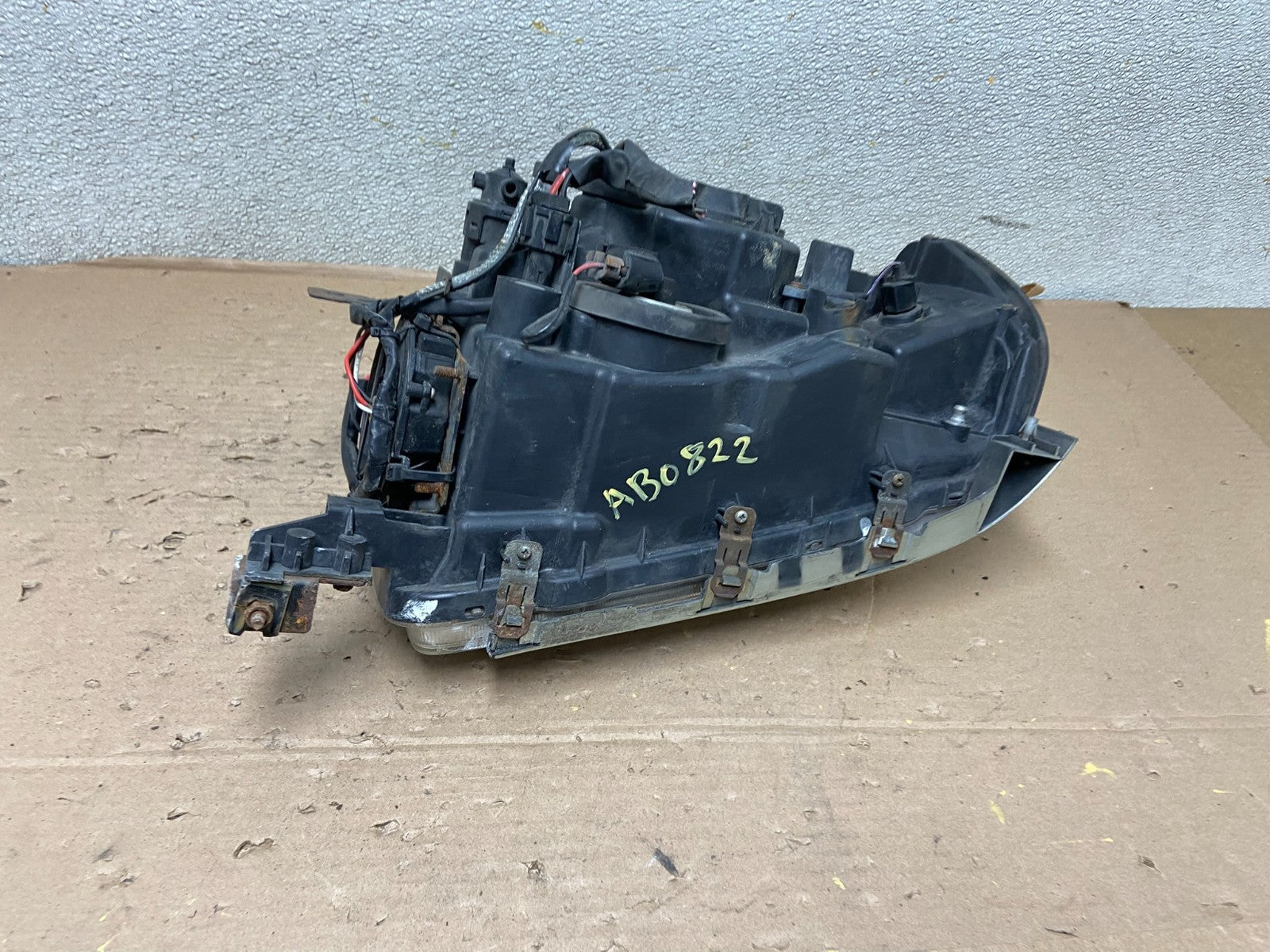 2001 to 2003 Infiniti QX4 Xenon HID Right Passenger Side Headlight OEM AB0822 DW6