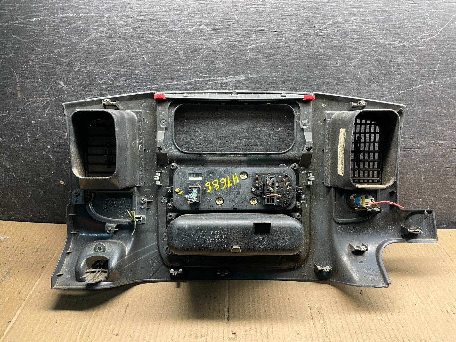 2002 to 2005 Dodge Ram Radio Climate Control Dash Air Vent Bezel Trim X8677 DG4