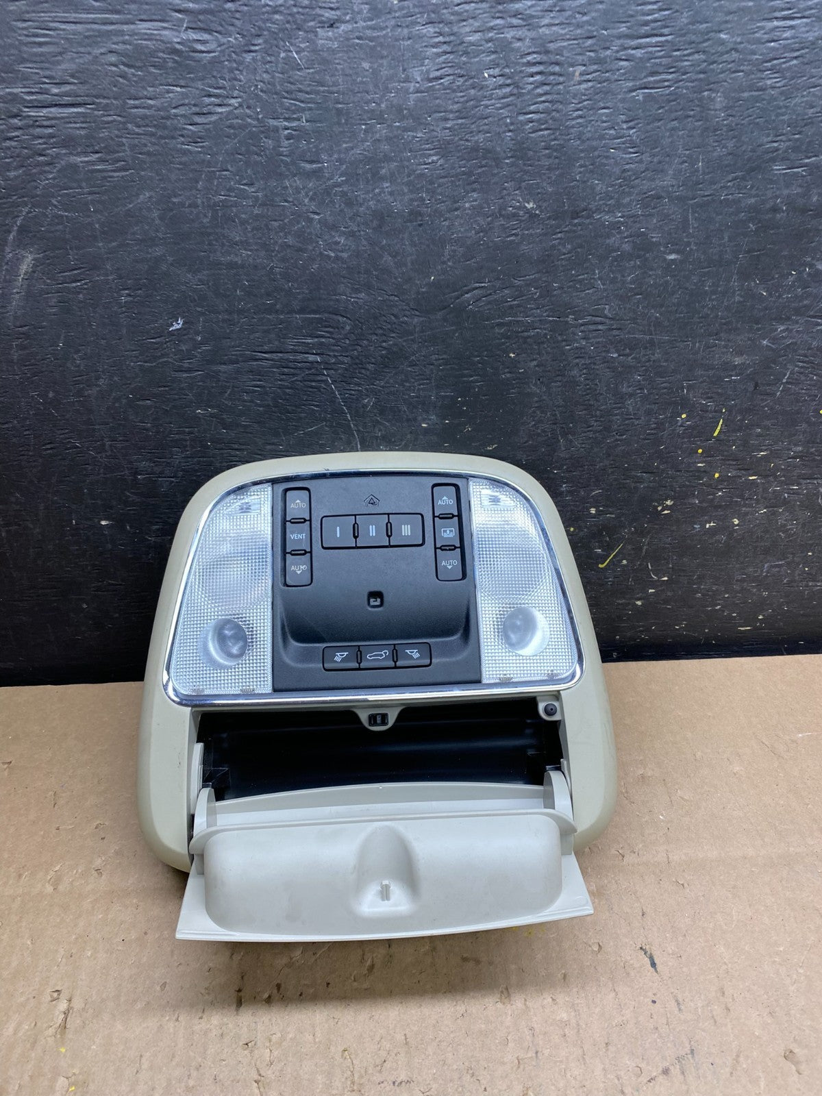 2014 to 2017 Jeep Cherokee Overhead Console Dome Light OEM t5785 DG1