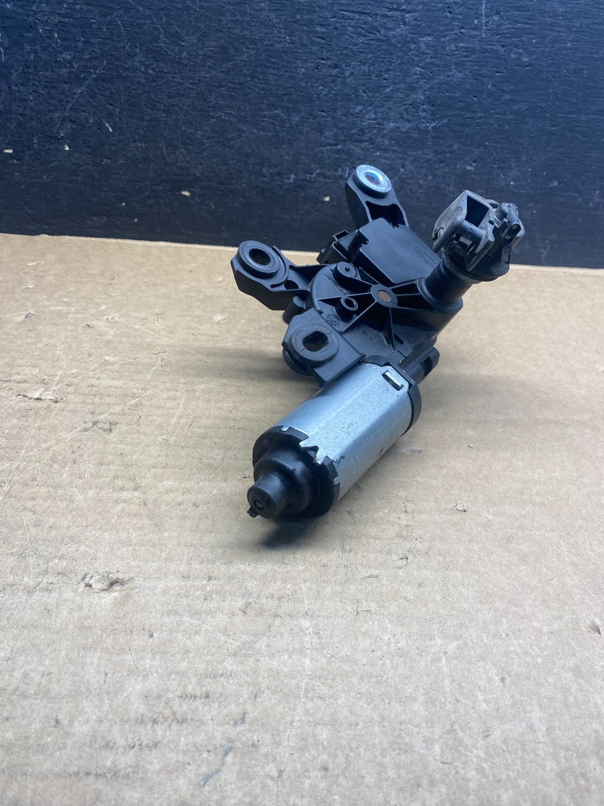 2011 to 2017 Volkswagen Touareg Rear Windshield Wiper Motor af6651 DG2