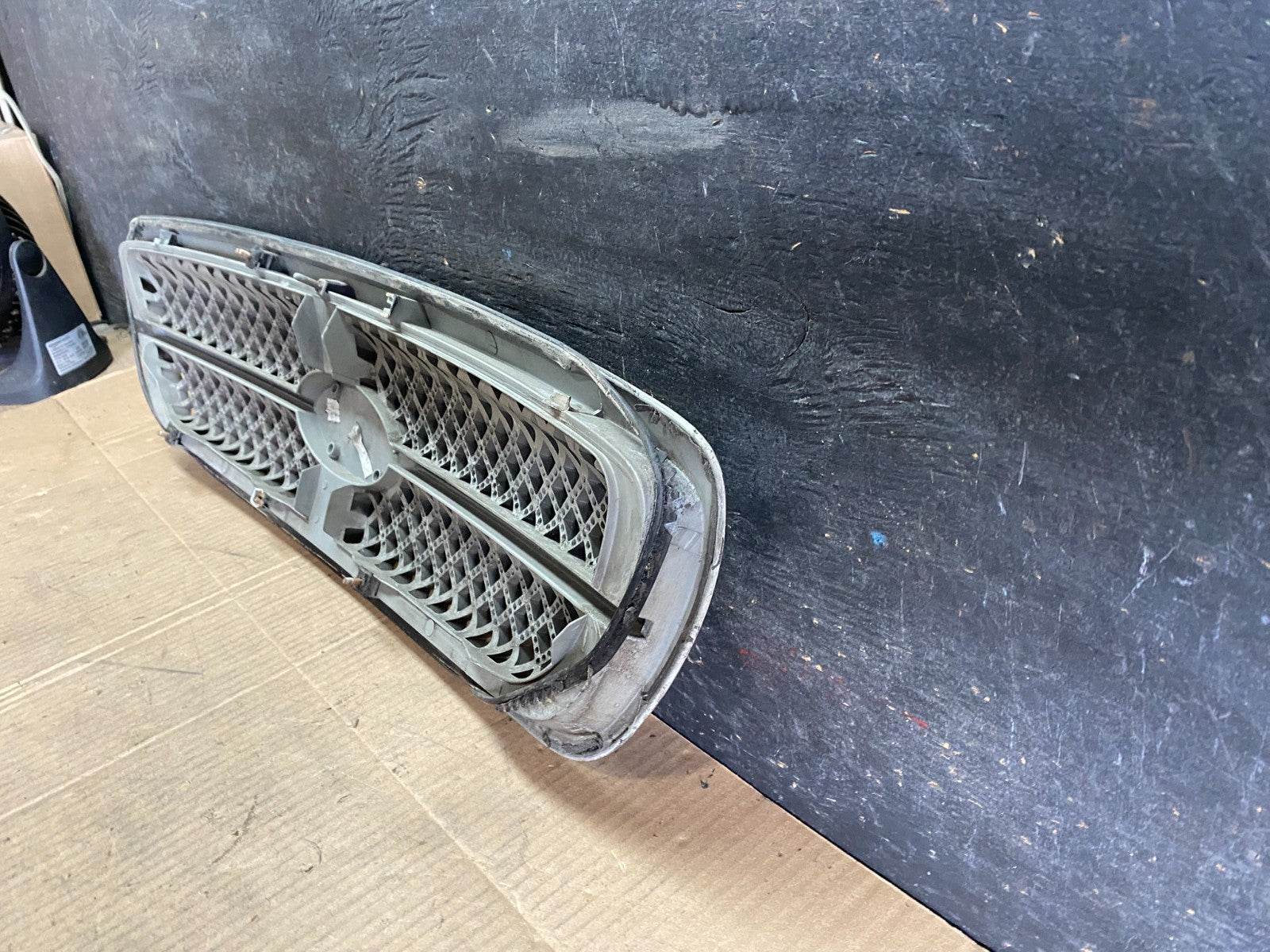2004 to 2005 Kia Sedona Front Upper Grill Grille OEM r7819 DG8