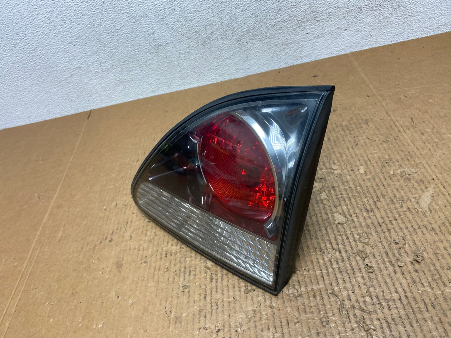 2000-2003 Lexus RX300 Right Passenger Side Rear Inner Tail Light AE2689 LK1