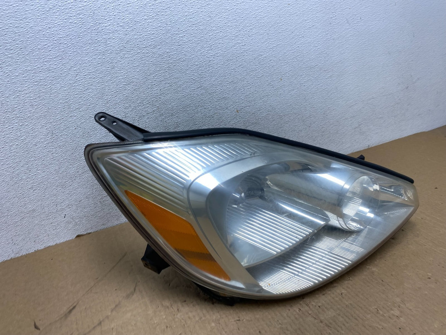 2004-2005 Toyota Sienna Right Passenger Xenon Headlight AG0553 DW2