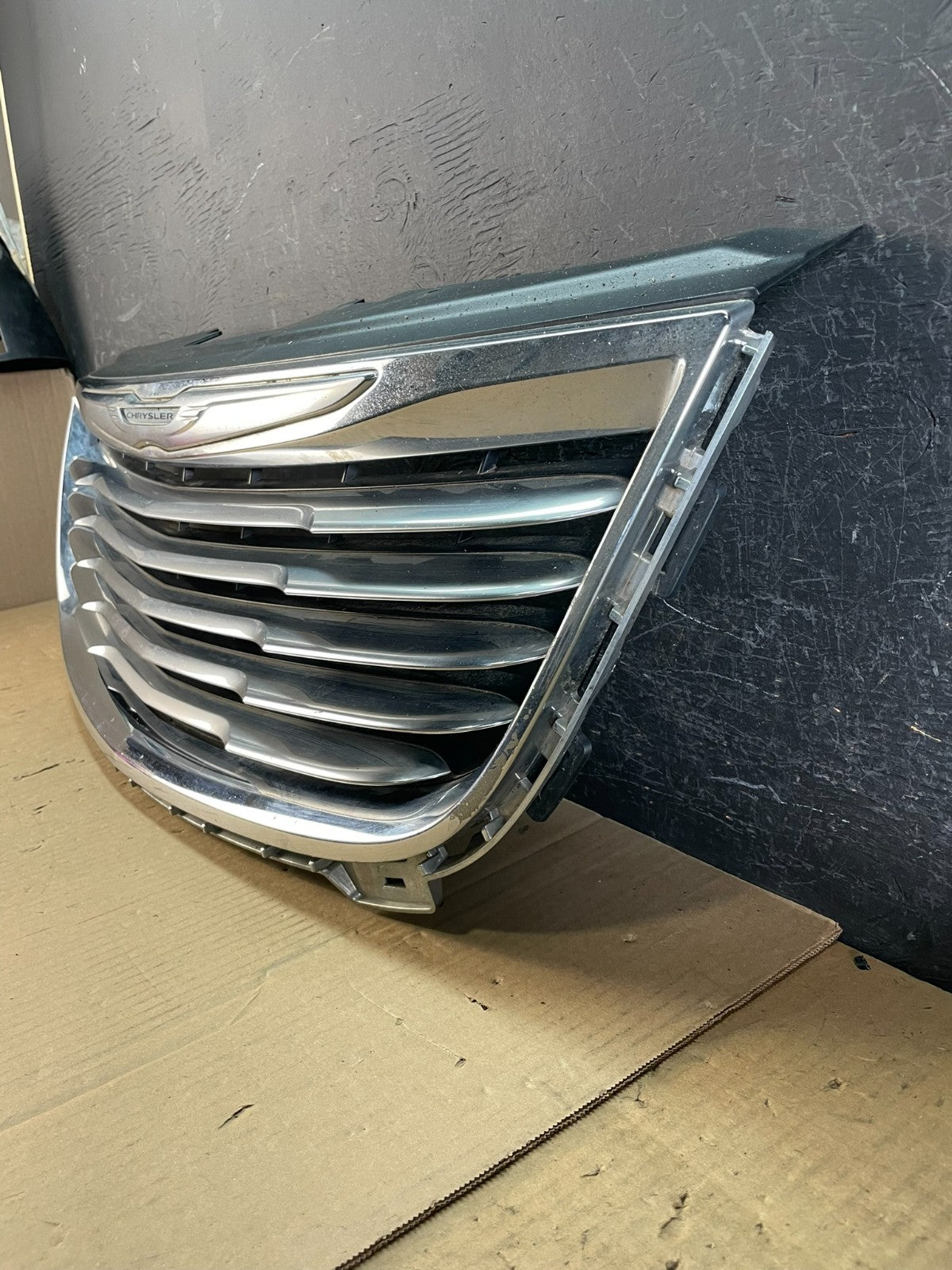 2011 to 2016 Chrysler Town & Country Front Upper Grill Grille AD5854 DW1