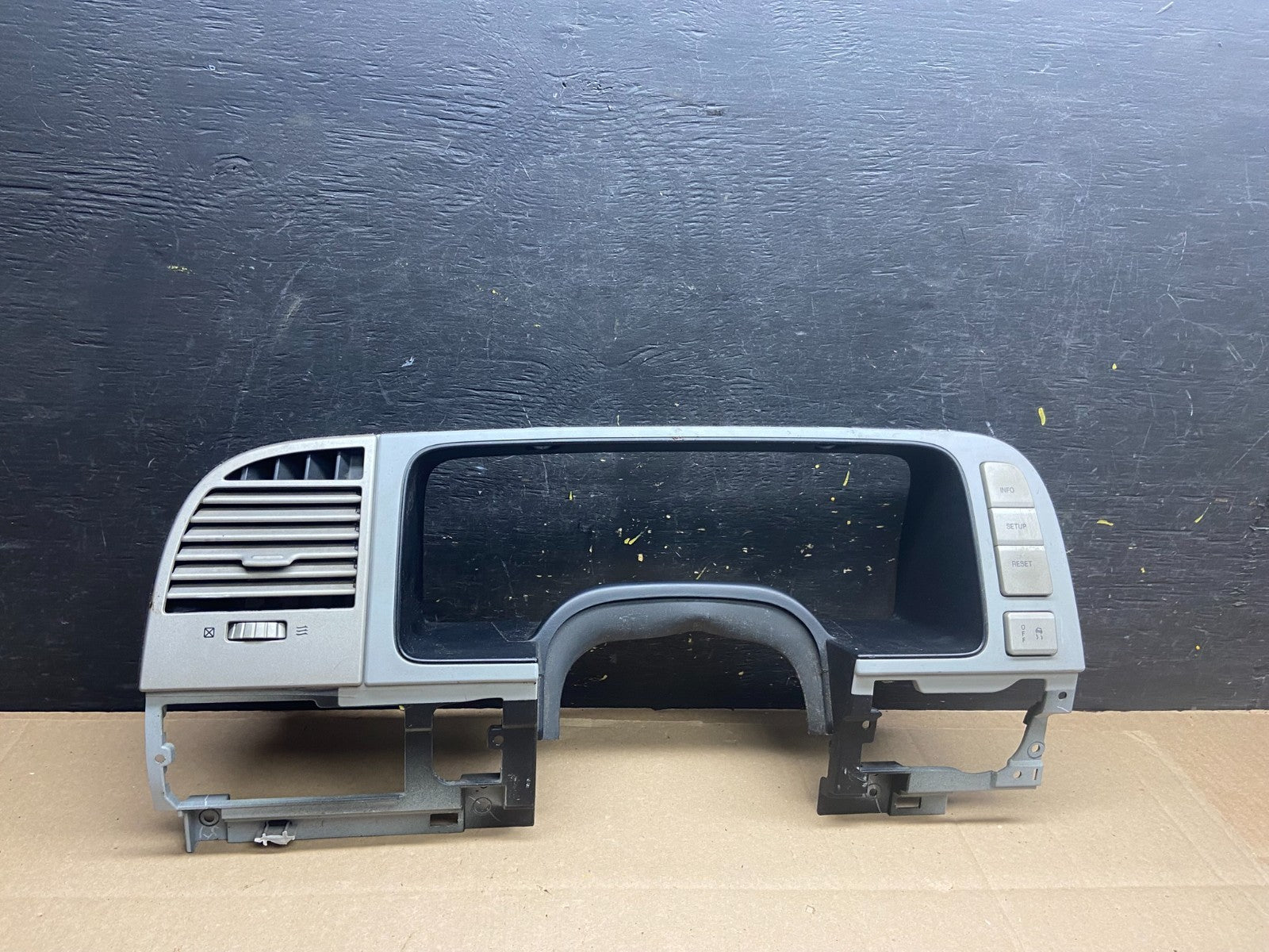 2003 to 2006  Lincoln Navigator Speedometer Dash Trim Bezel w Air Vent T9160 DG0