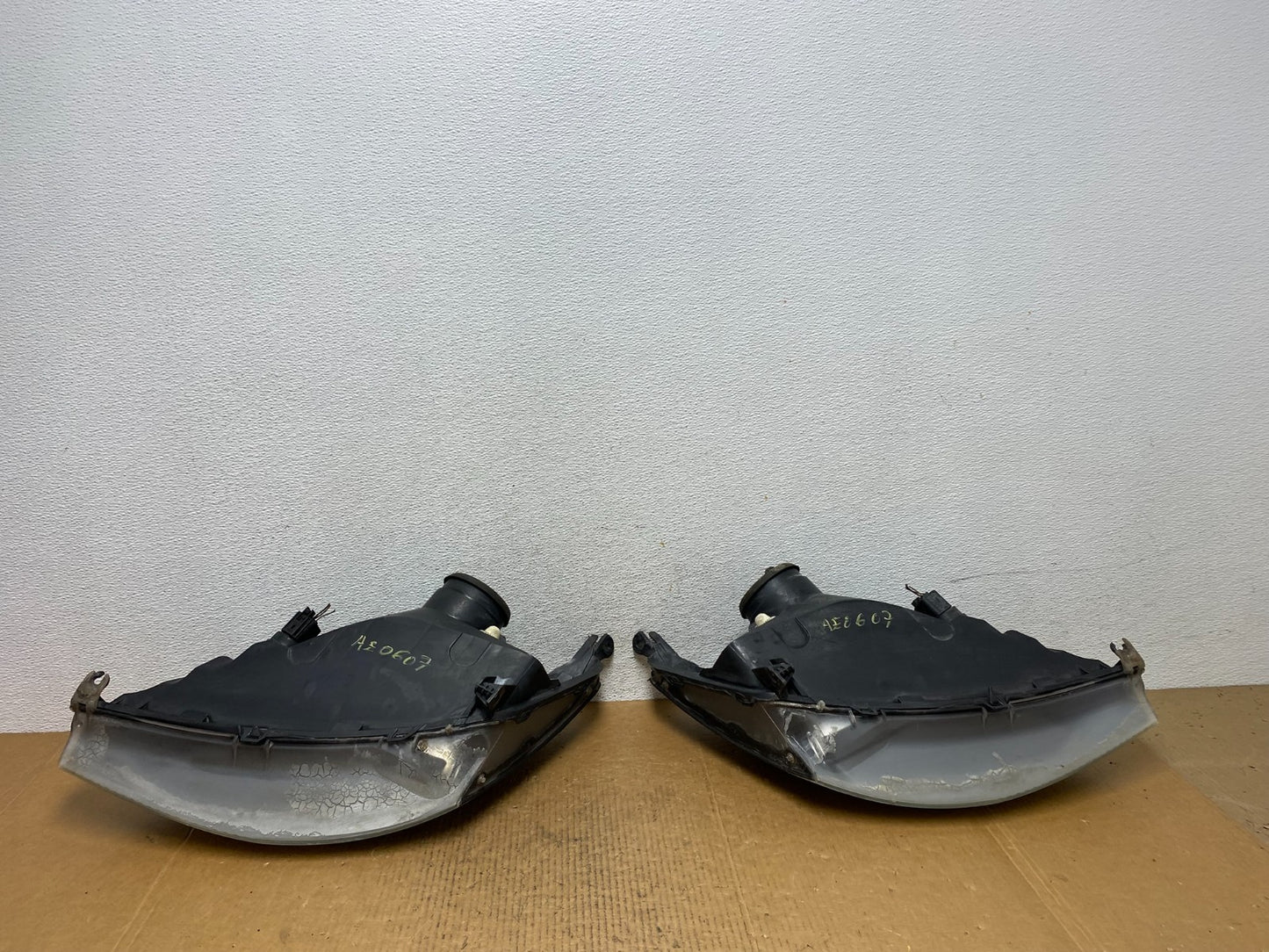 2000 to 2002 Ford Focus Left+Right Set Halogen Headlights AE0607 DW7
