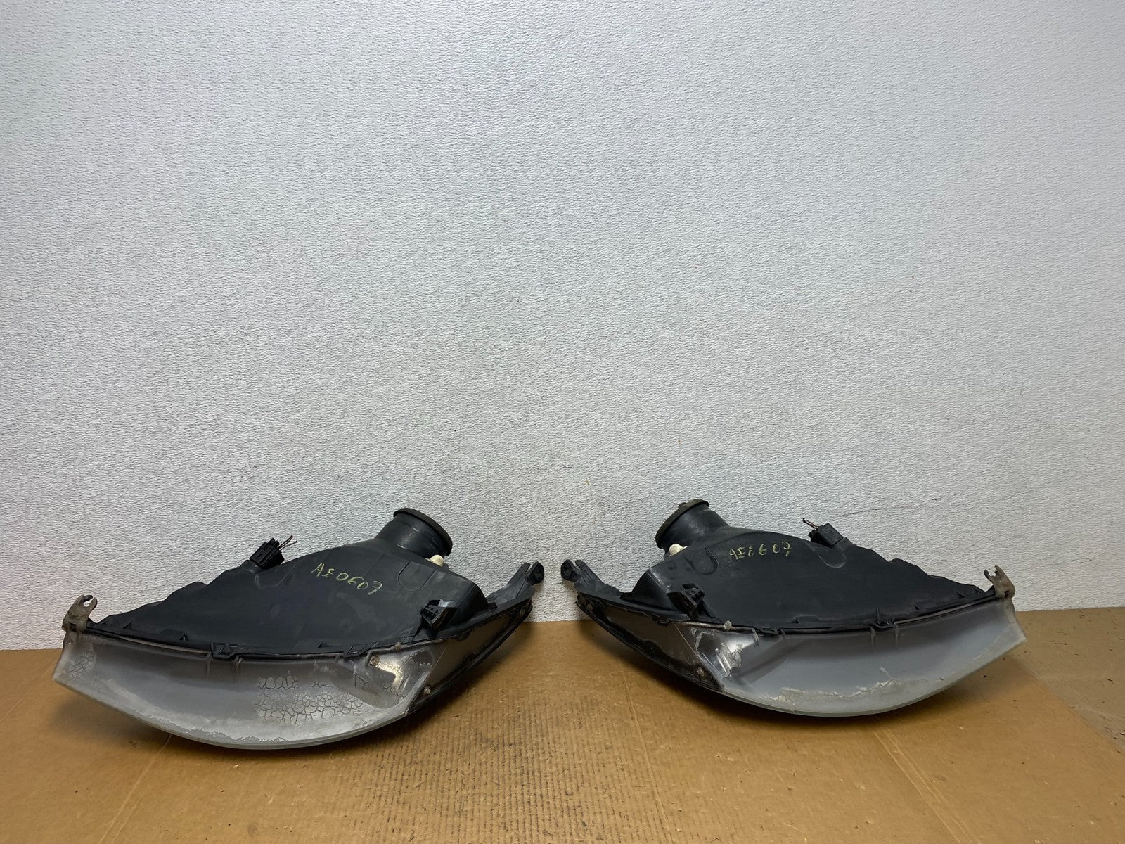 2000 to 2002 Ford Focus Left+Right Set Halogen Headlights AE0607 DW7