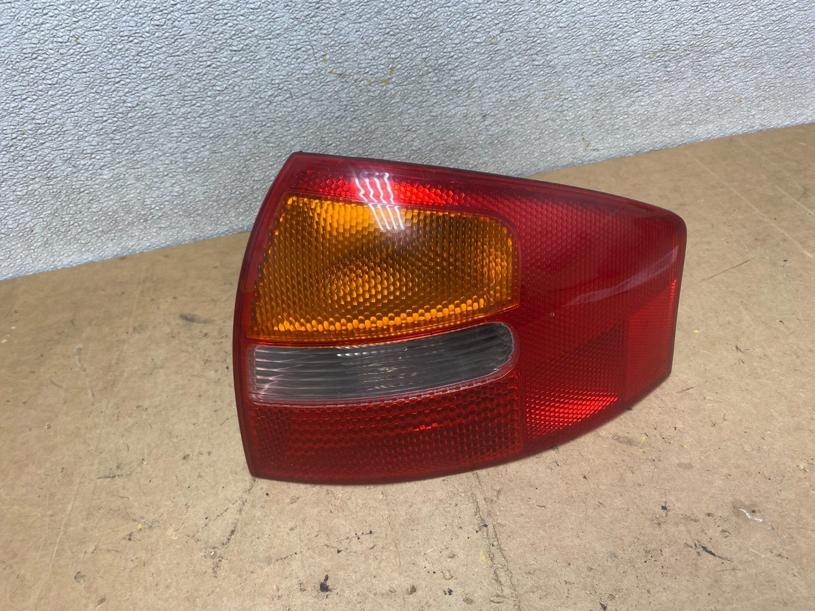 2002 2003 2004 Audi A6 Sedan Right Passenger RH Side Tail Light Oem X5672 DW0