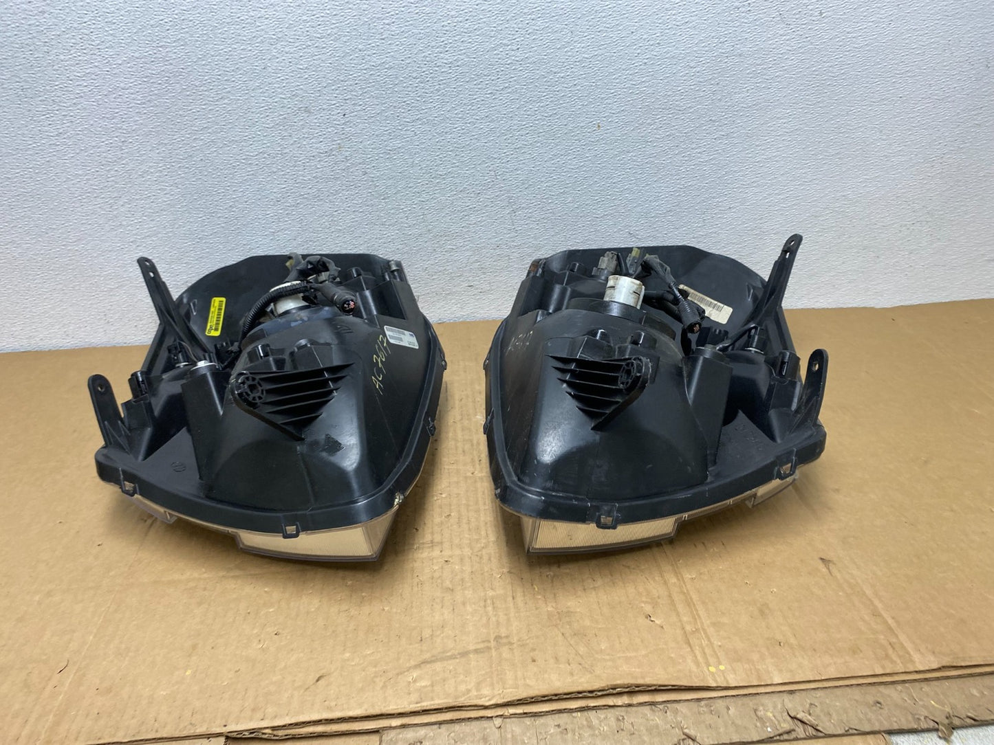 2005 to 2009 Chevrolet Equinox Left+Right Set Halogen Headlights AC7617 DW7
