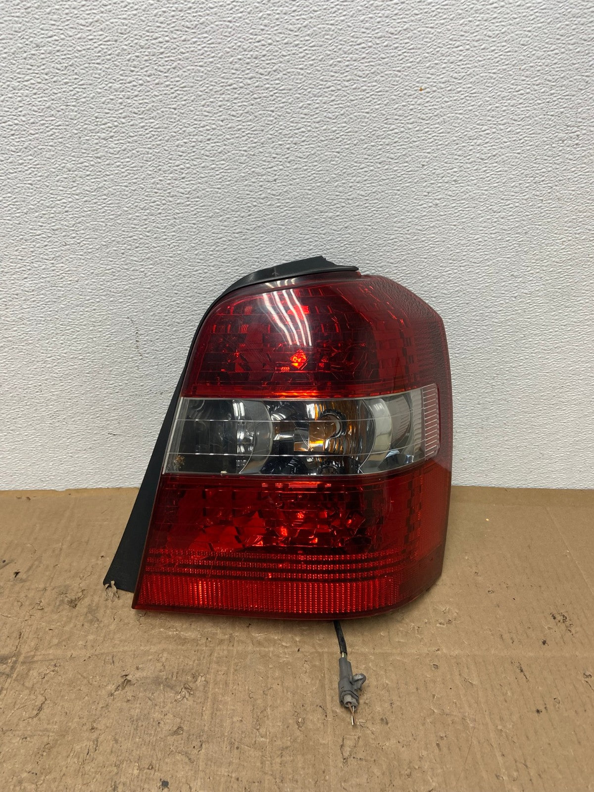 2004-2007 Toyota Highlander Right Passenger RH Side Tail Light OEM AC0254 LK0