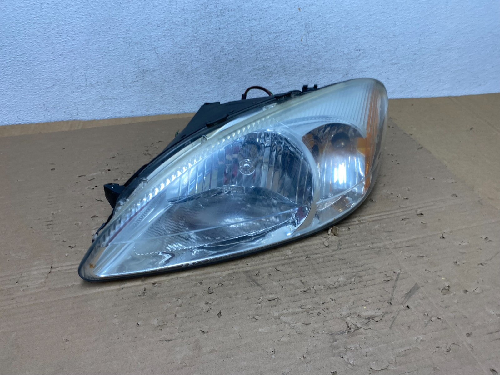 2000 to 2007 Ford Taurus Left Driver LH Side Halogen Headlight AD4362 DW2