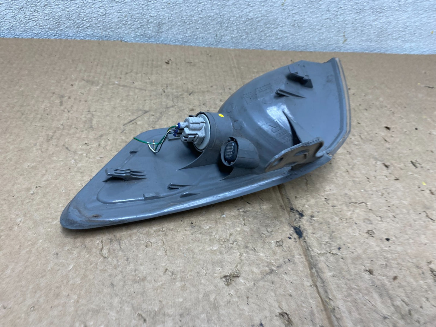 2000 - 2001 Toyota Camry Front Right Passenger RH Turn Signal Oem V3222 DW5