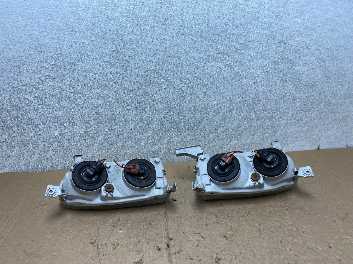 2001-2002 Toyota Corolla Left+Right Side Halogen Headlights V3834 DW8