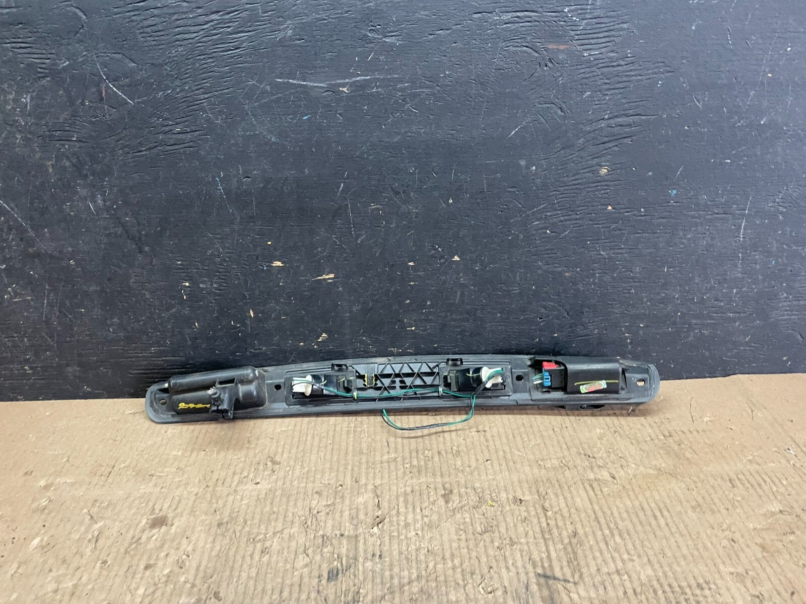 2009 to 2010 Journey Rear Trunk License Plate Light Molding Trim Handle M61262