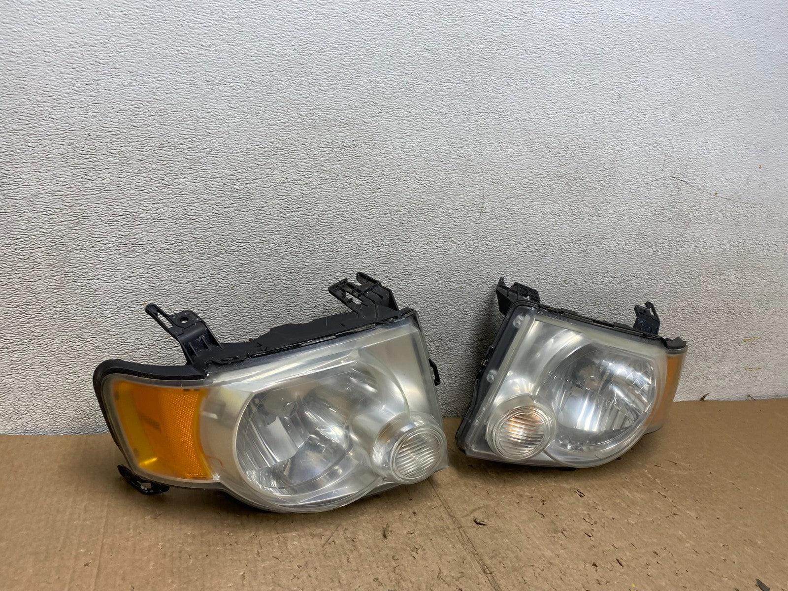2008 to 2012 Ford Escape Headlights Left+Right Side Set Halogen V3727 DW2