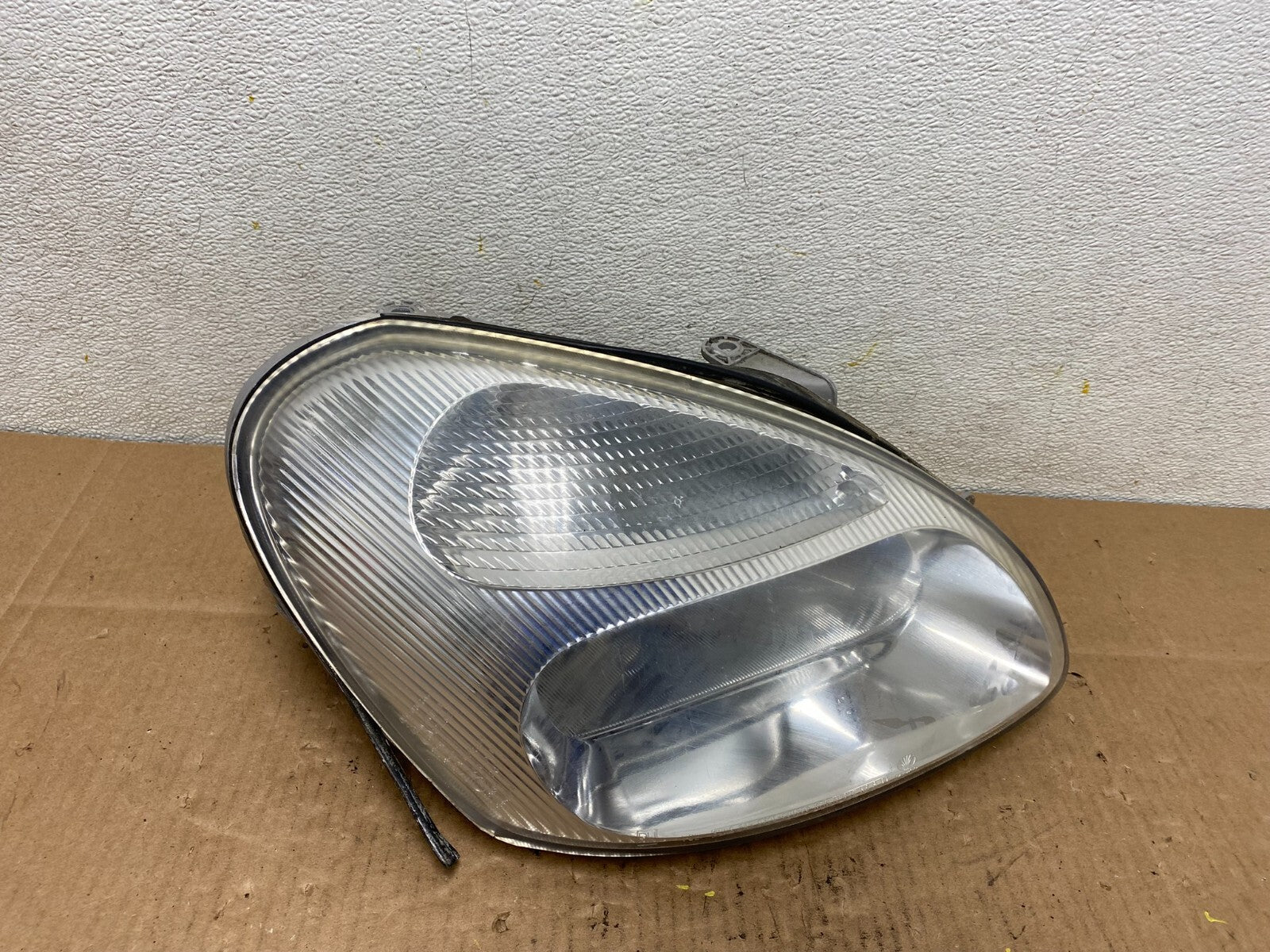 2000 to 2002 Daewoo Nubira Station Wagon Right Side Headlight OEM D94730