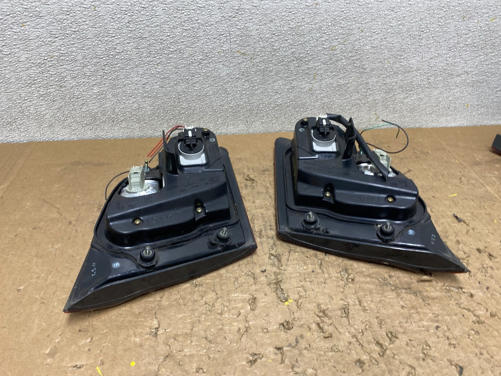 2000 - 2001 Infiniti i30 Left+Right Side Tail Lights Inner Oem V8441 DW10