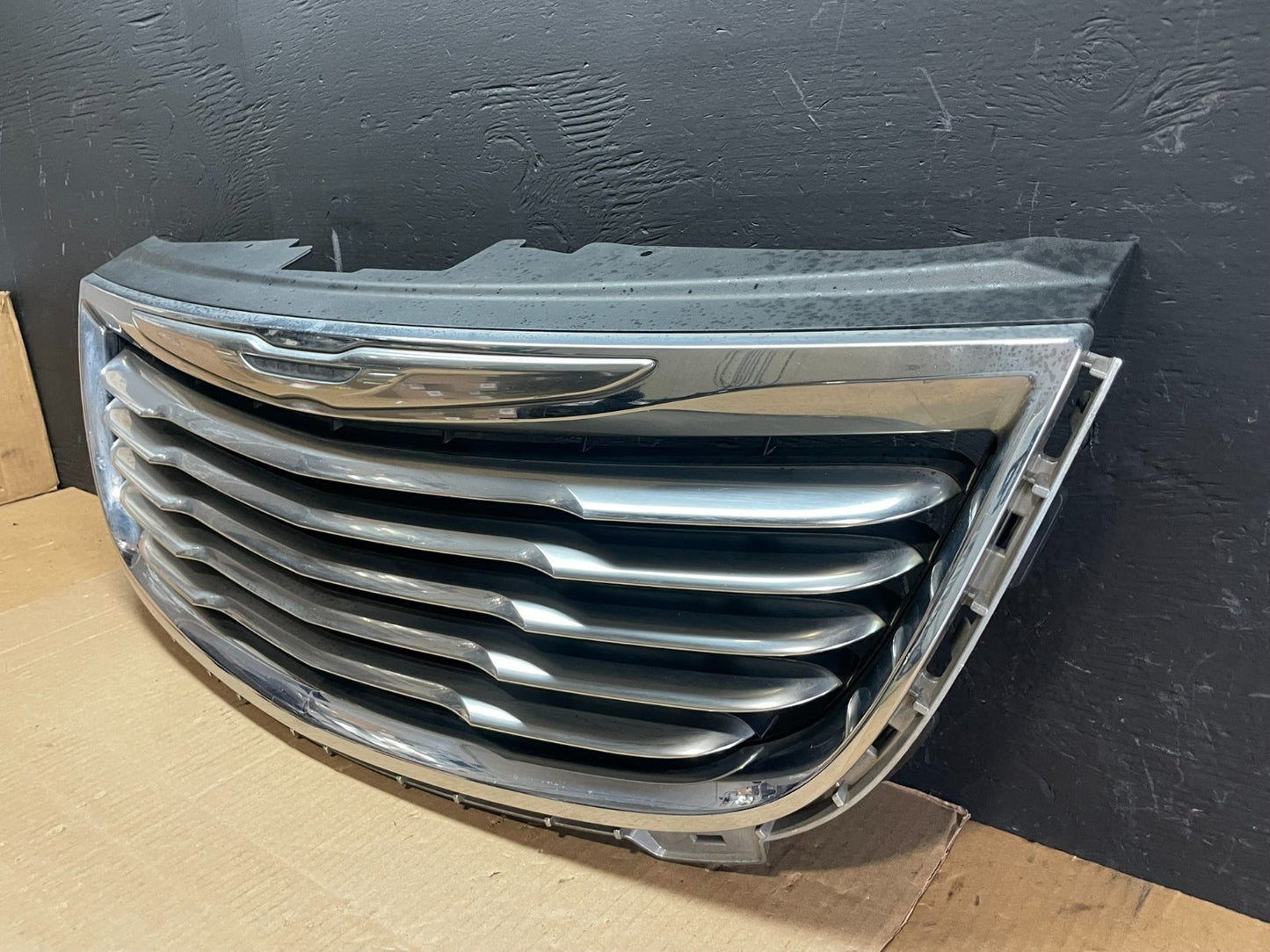 2011 to 2016 Chrysler Town & Country Front Upper Grill Grille Oem AB7637 DG2