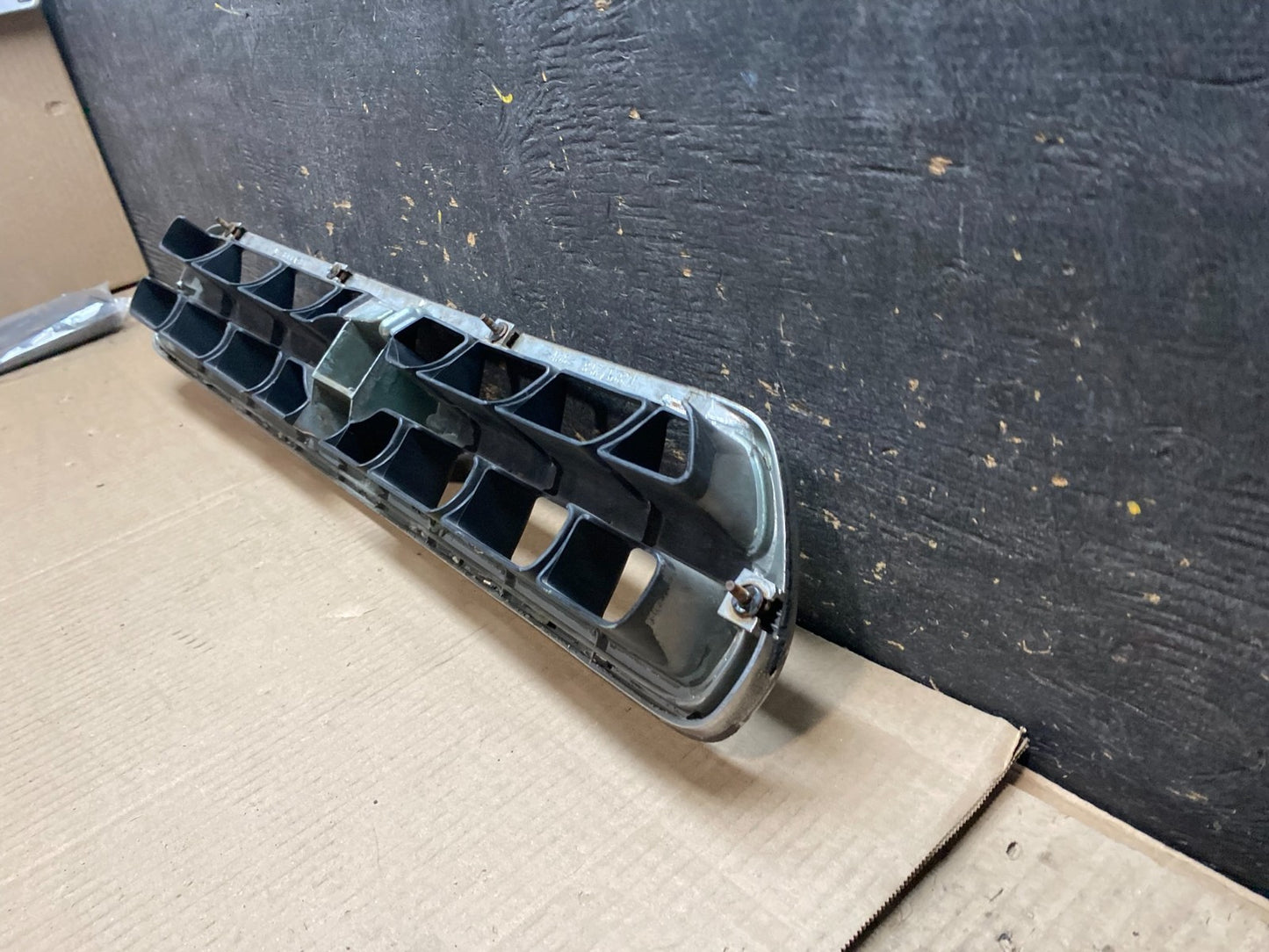 2000 to 2002 Subaru Legacy Outback Grill Grille OEM X7640 DG6