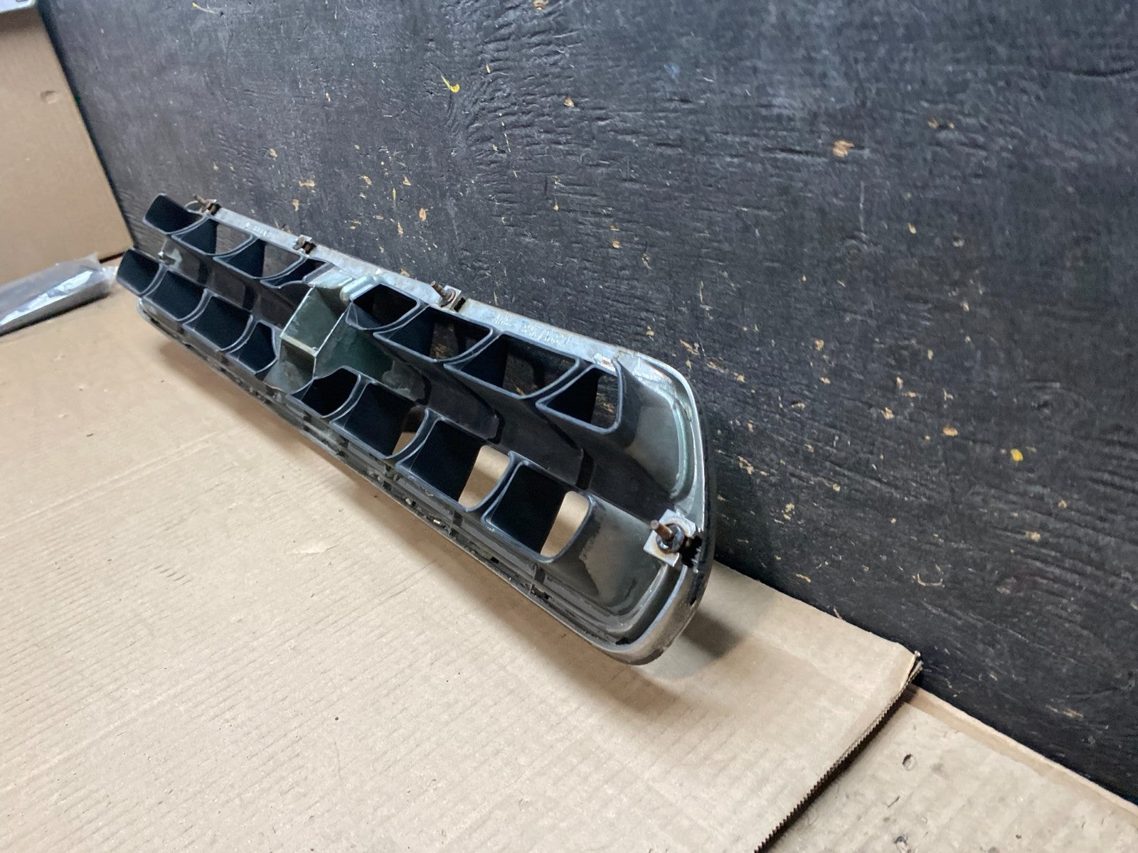 2000 to 2002 Subaru Legacy Outback Grill Grille OEM X7640 DG6