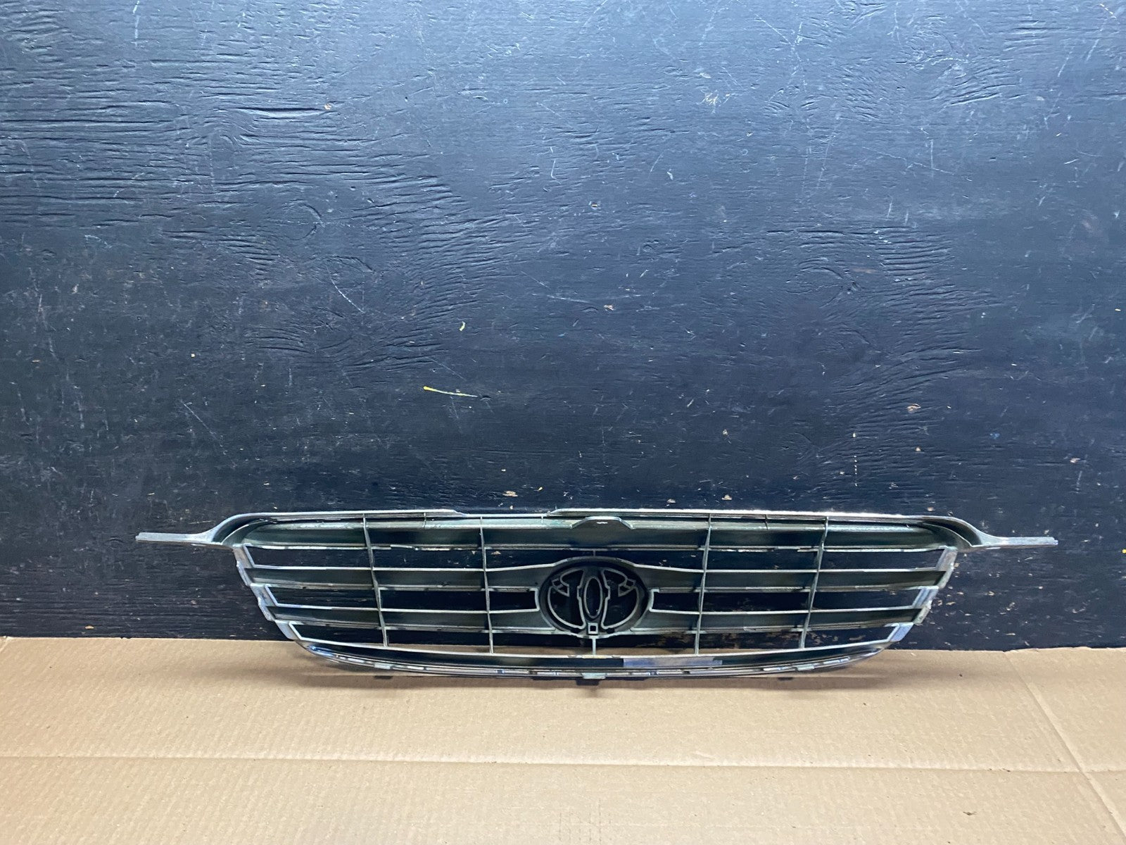 2003 to 2004 Toyota Corolla Front Upper Grill Grille Aftermarket T6539 DG7