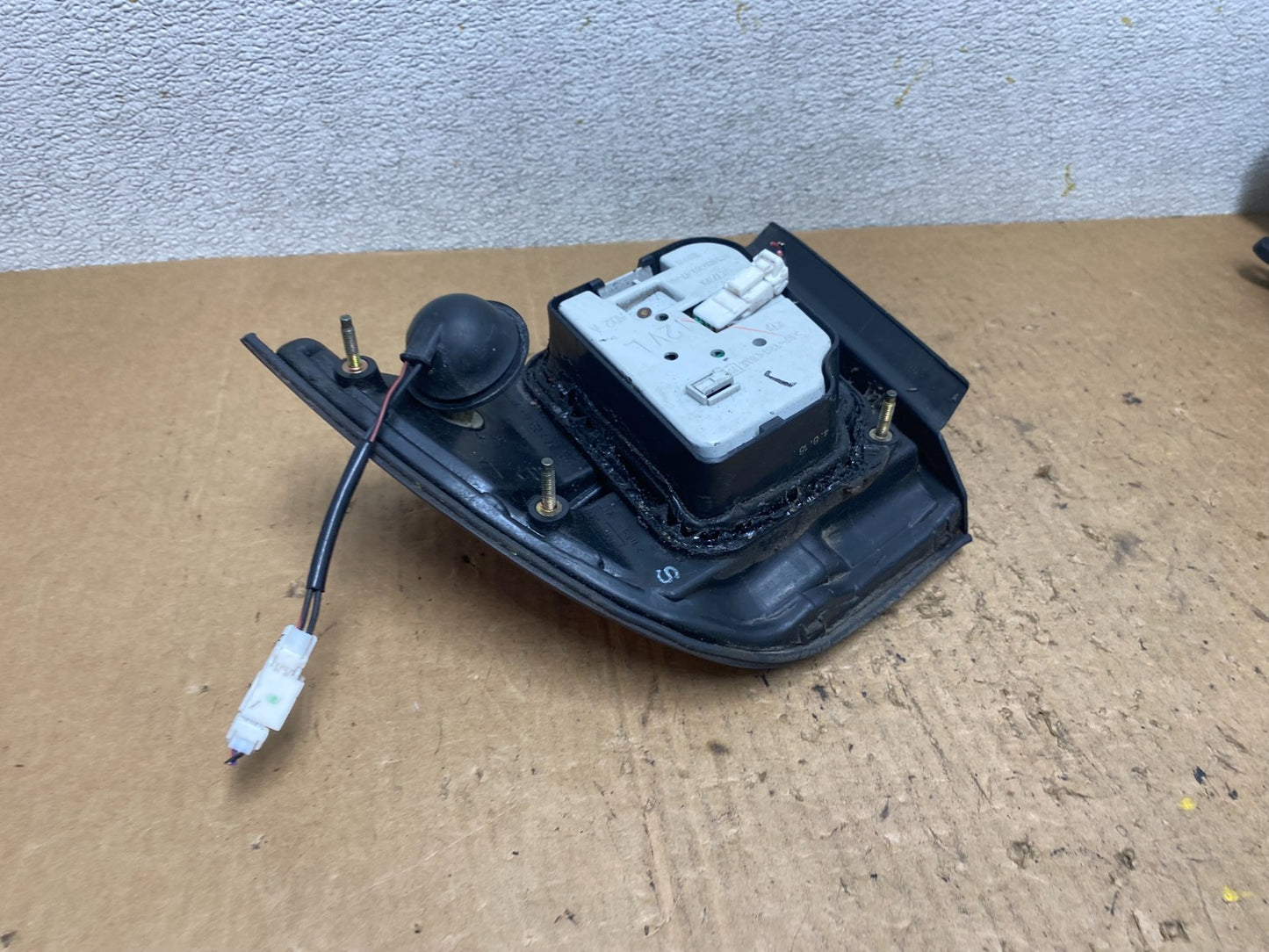 1995 1996 Nissan Maxima Left Driver LH Side Tail light Oem Q7889 DW6
