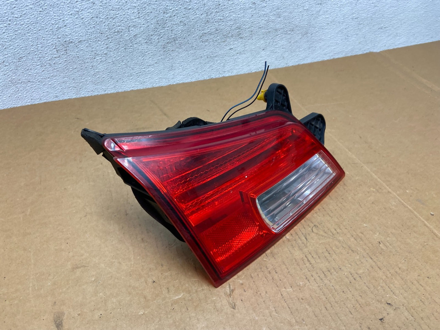 2010-2014 Subaru Outback Left Driver Lh Side Inner Tail Light AD9083 DW2