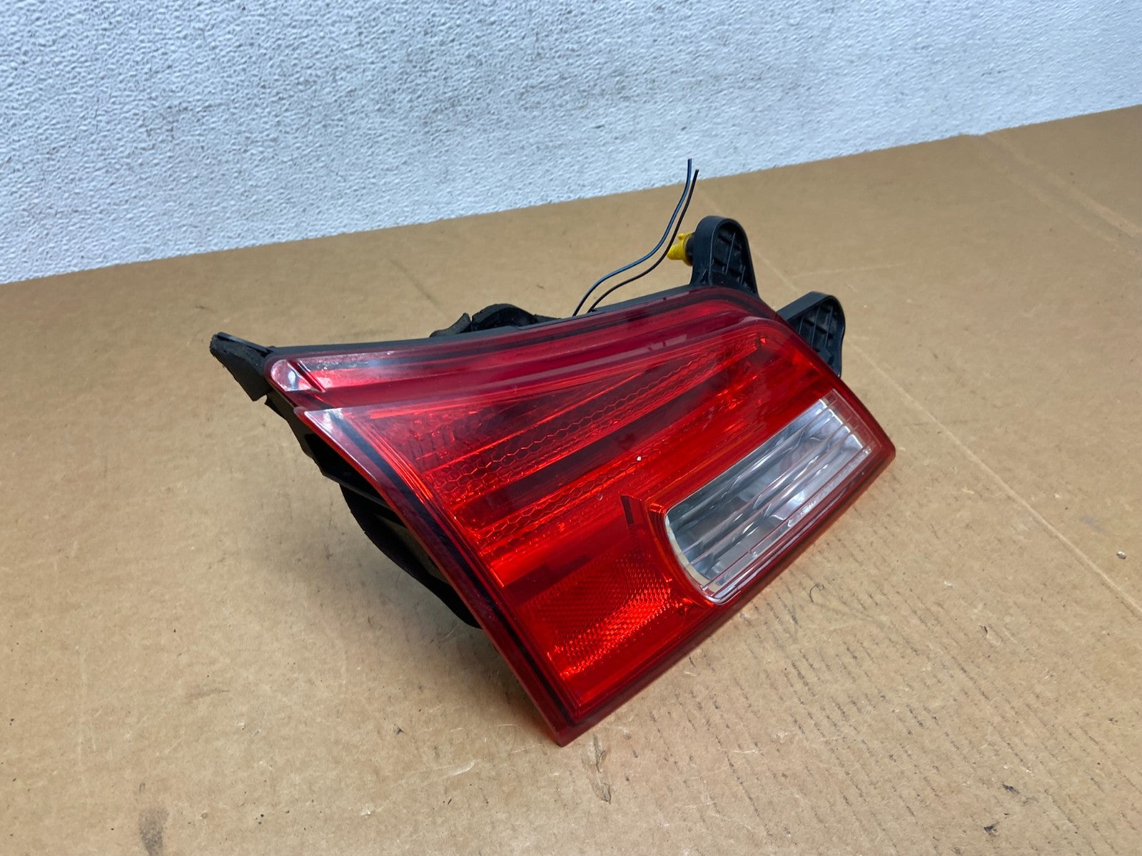 2010-2014 Subaru Outback Left Driver Lh Side Inner Tail Light AD9083 DW2