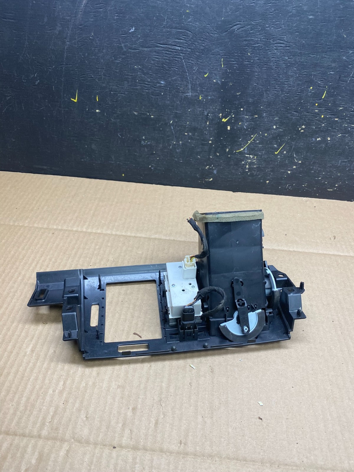 2006 to 2011 Cadillac DTS Dash Center Air Vent Heater Bezel u5892 DG5