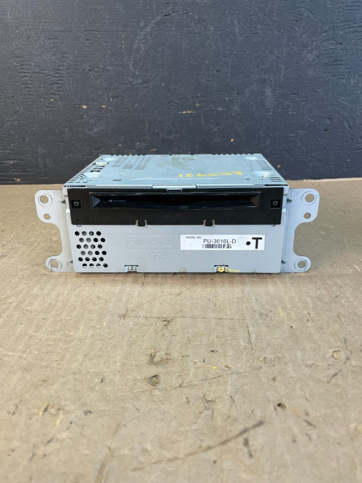 2013 to 2014 Ford Explorer Audio Equipment Radio Receiver AM FM CD AD5921 DW0